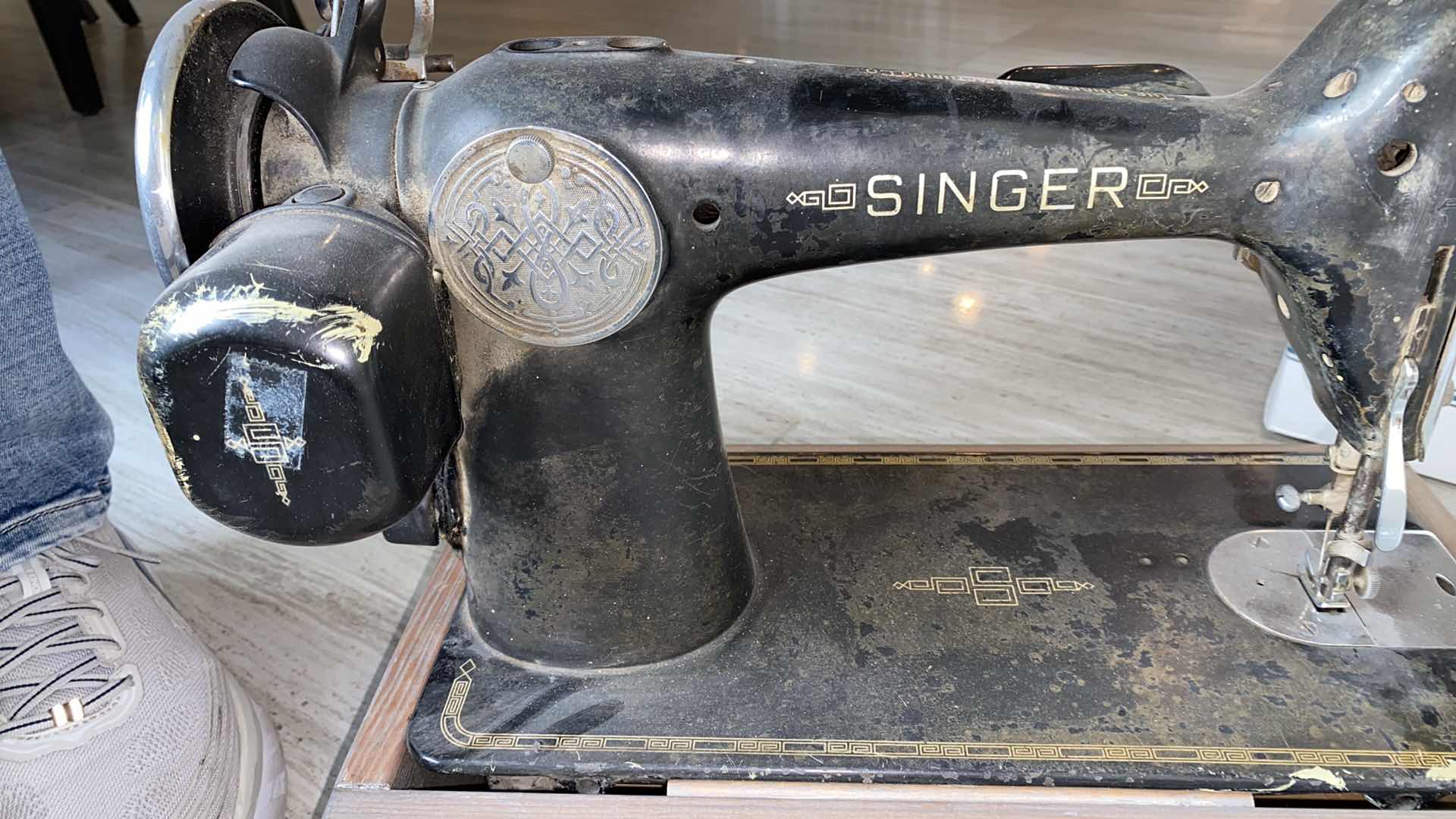 Photo 1 of VINTAGE SINGER SEWING MACHINE AS IS