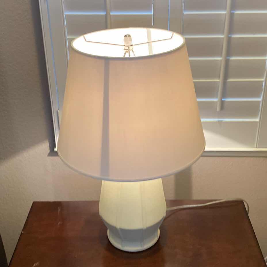 Photo 1 of TABLE LAMP H 25”