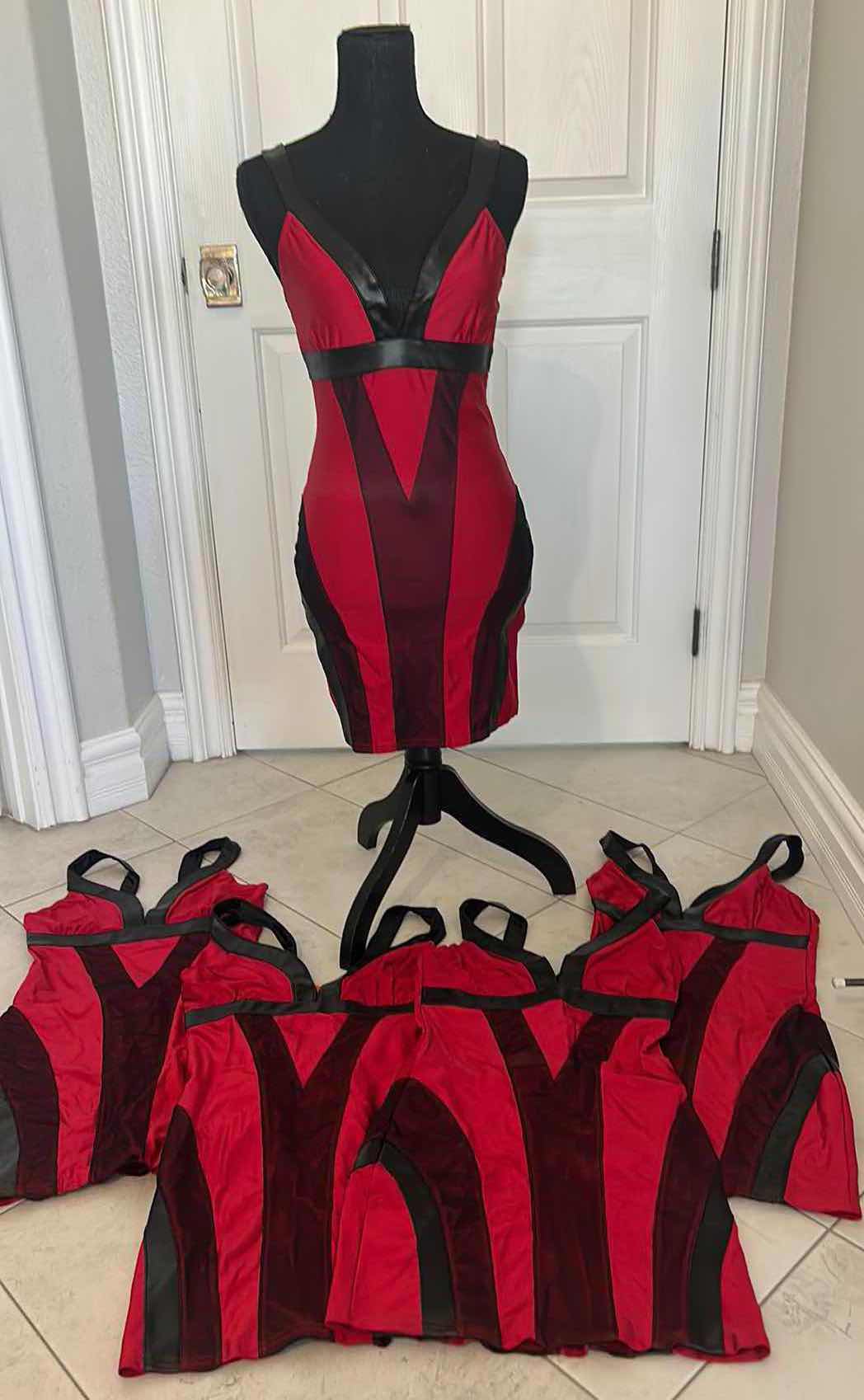 Photo 1 of 5 - WOMENSWEAR - CUSTOM BODY CON MINI DRESSES SIZE XS