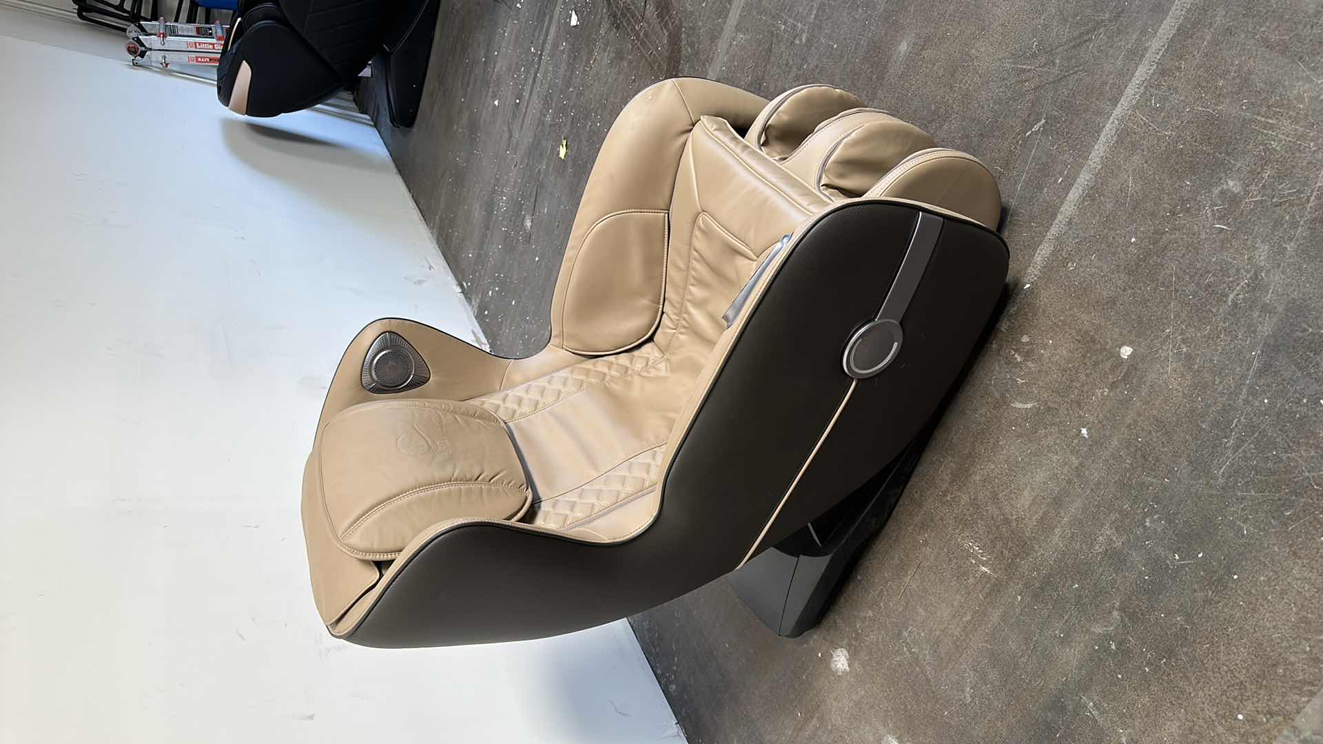 Photo 7 of IQ SKYLINE CROWN MASSAGE CHAIR (OPEN BOX) HAS A FEW SCRATCHES
