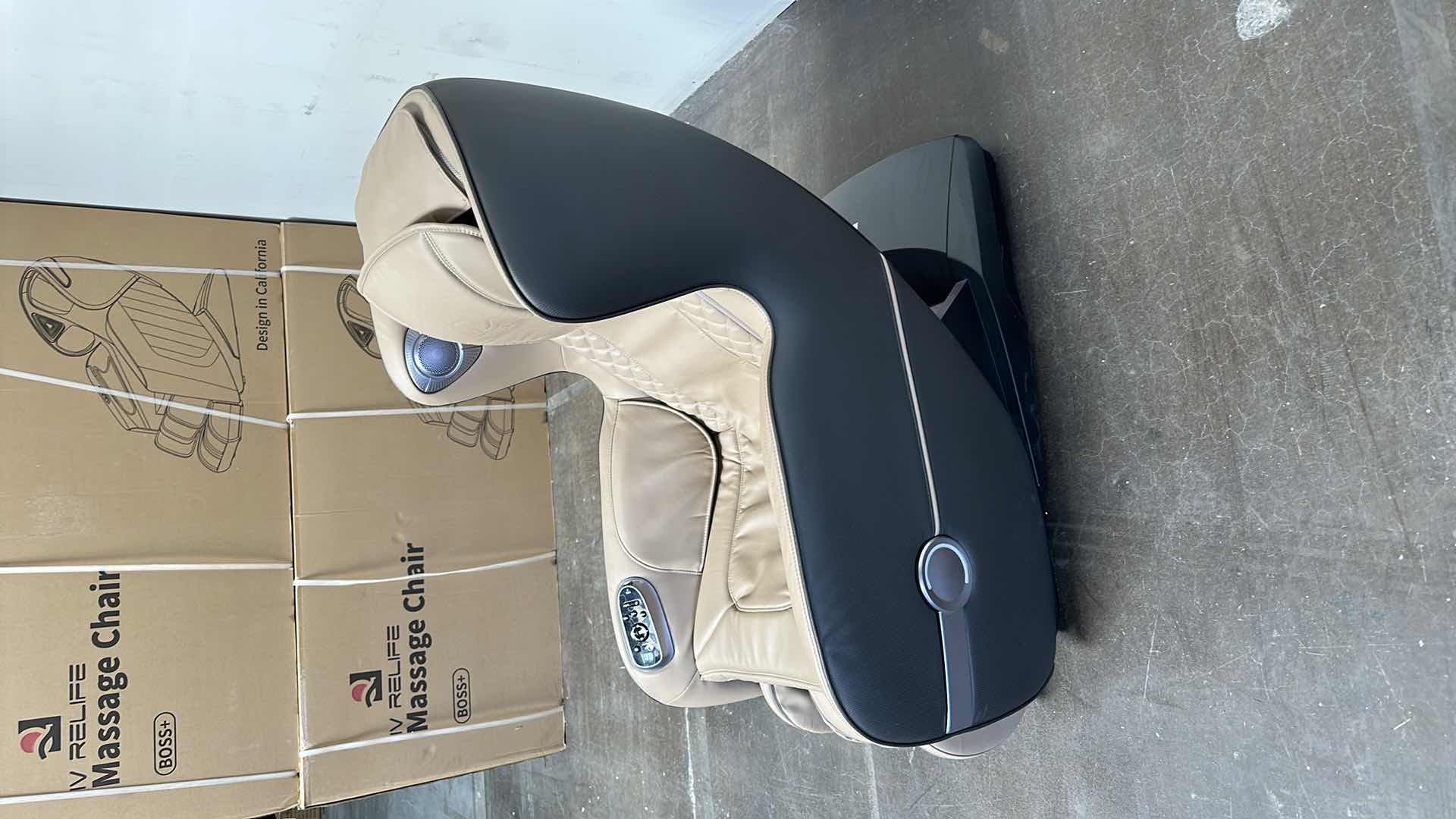 Photo 1 of IQ SKYLINE CROWN MASSAGE CHAIR (OPEN BOX) HAS A FEW SCRATCHES