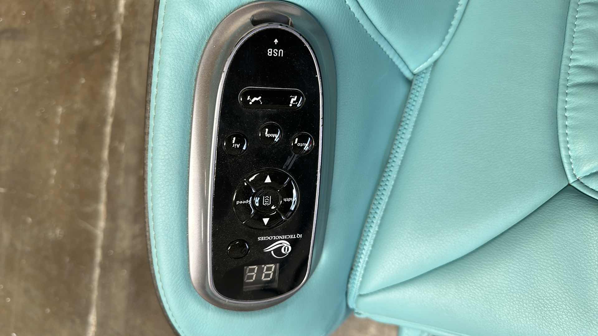 Photo 1 of IQ SKYLINE CROWN MASSAGE CHAIR (OPEN BOX) HAS A FEW SCRATCHES