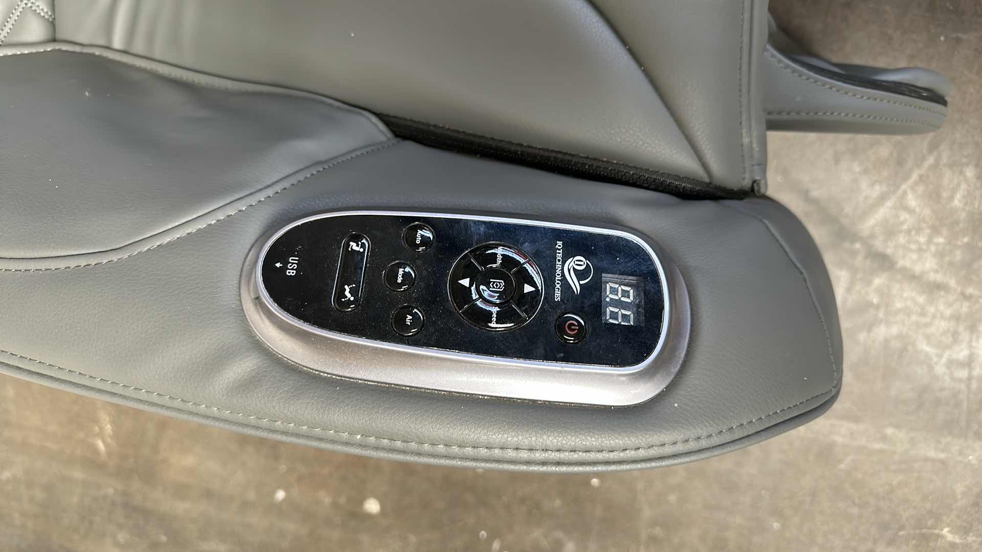 Photo 4 of IQ SKYLINE CROWN MASSAGE CHAIR (OPEN BOX) HAS A FEW SCRATCHES