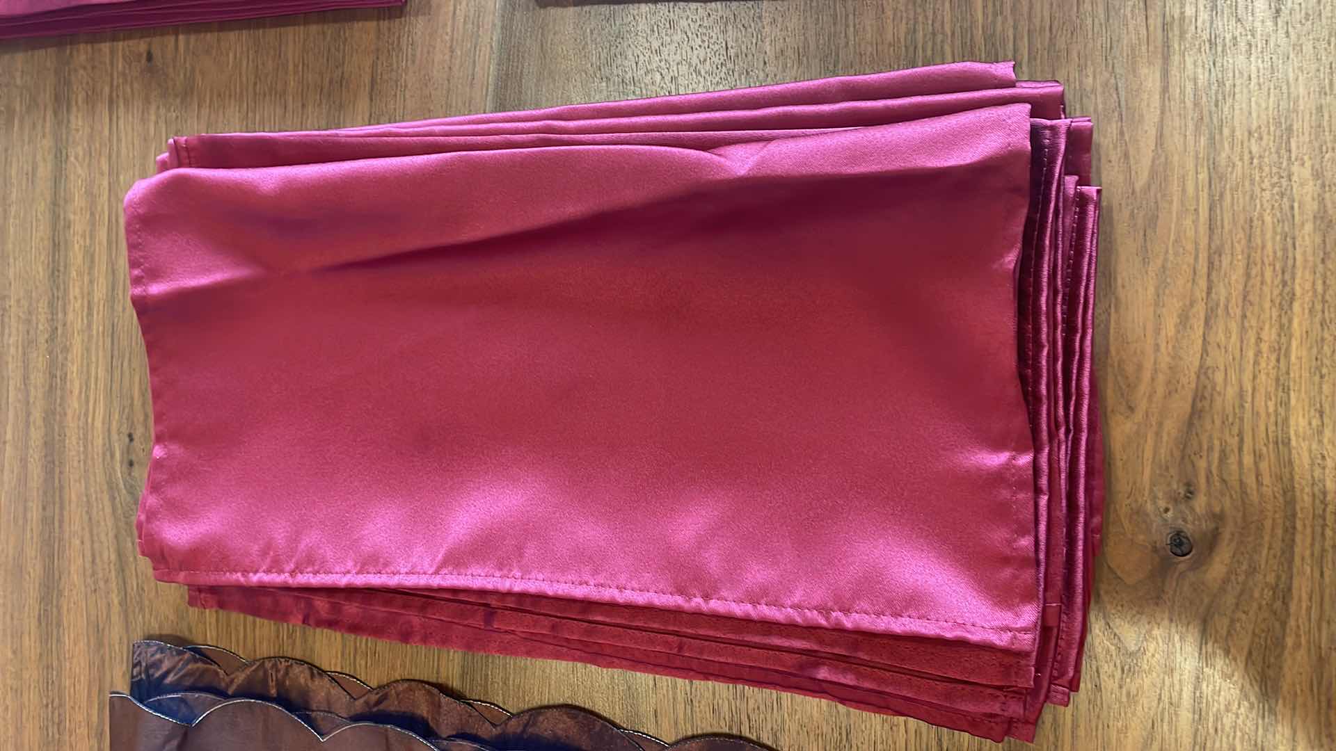 Photo 4 of TABLE CLOTH, 12 PLACEMATS, 12 LINENS, 2 70” RUNNERS