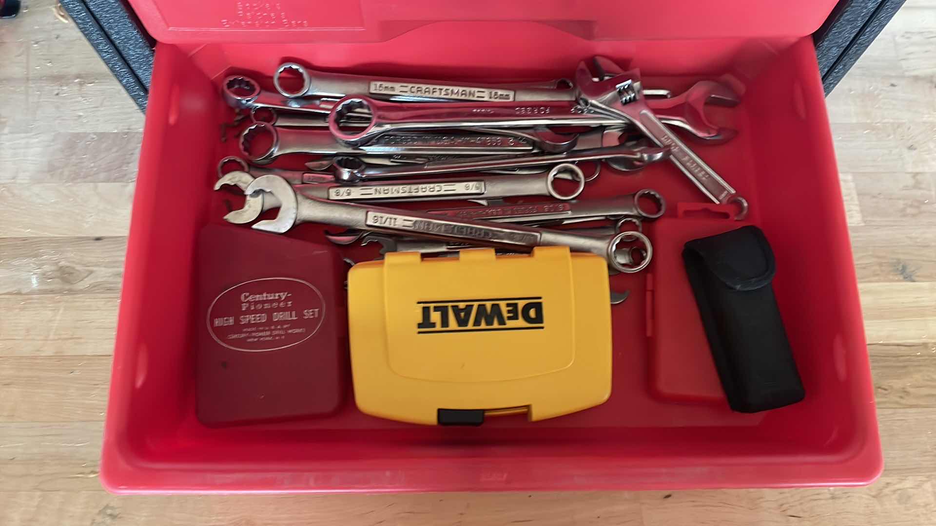 Photo 5 of CRAFTSMAN FOUR DRAWER TOOLBOX WITH TOOLS