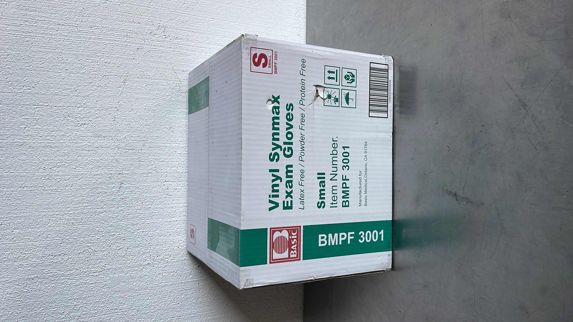 Photo 1 of BASIC MEDICAL SYNMAX VINYL EXAM GLOVES - LATEX-FREE & POWDER-FREE - SMALL, BMPF-3001(SMALL) (PACK OF 1000)