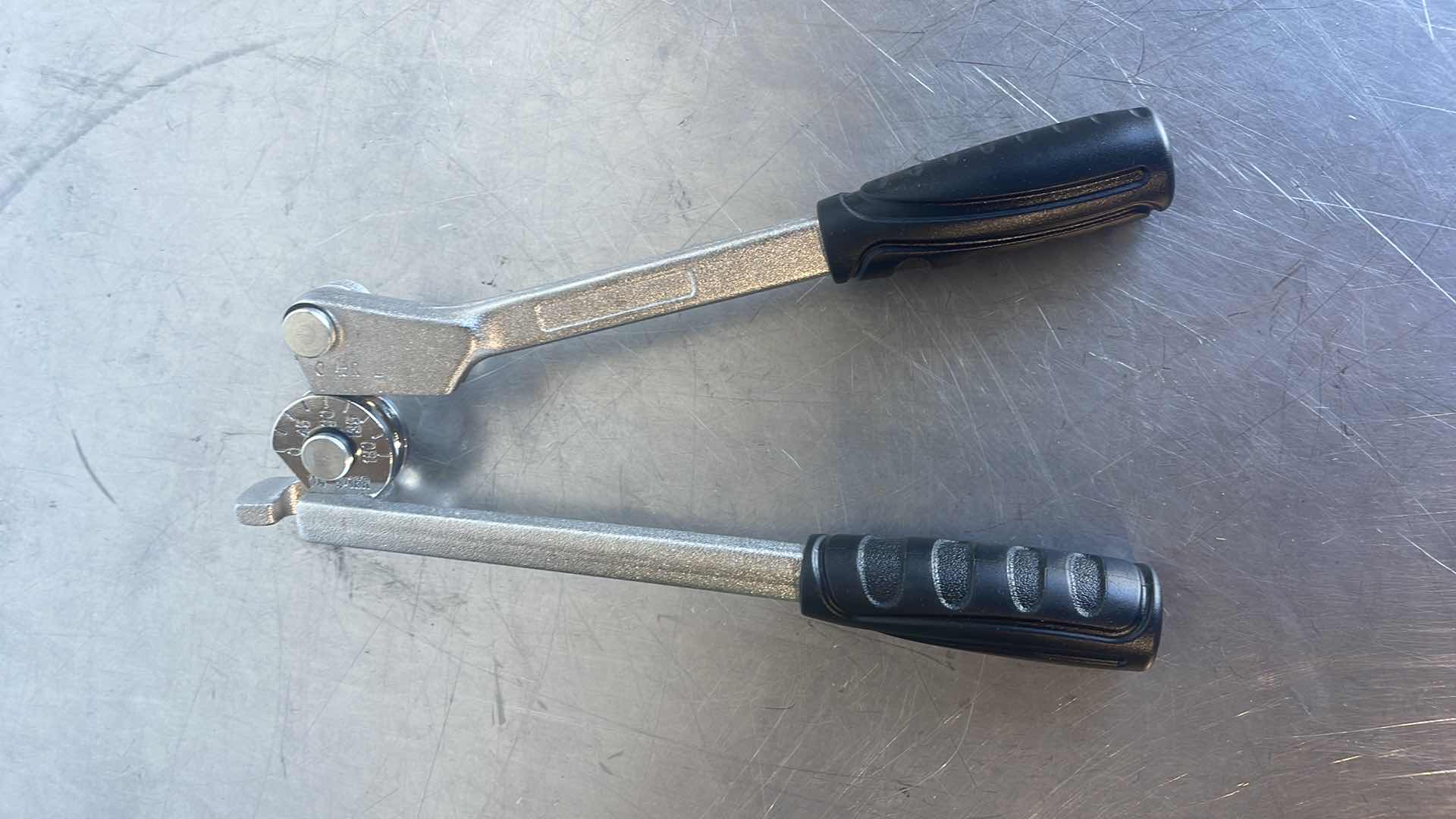 Photo 1 of EARLS PROFESSIONAL LEVER STYLE TUBING BENDER 1/4"