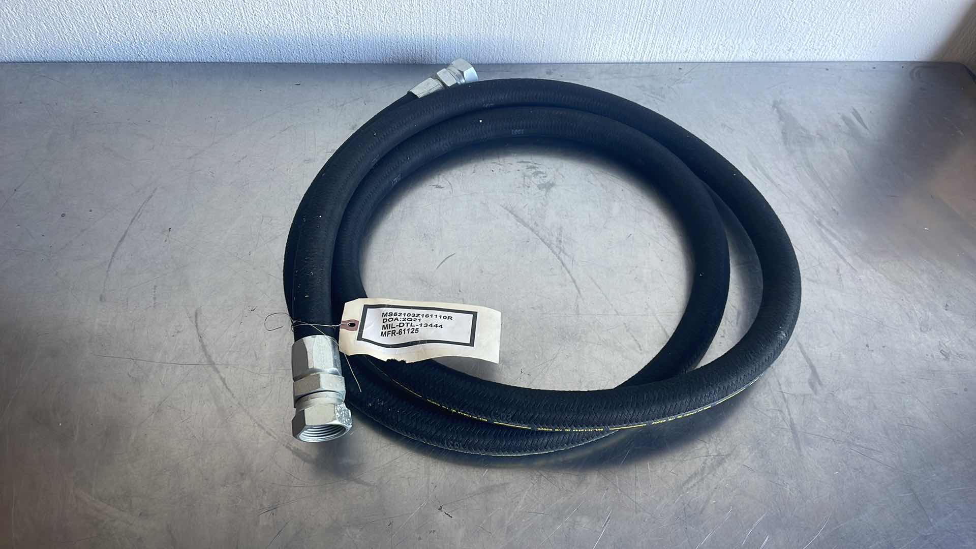 Photo 1 of MS52103Z161110R FUEL / OIL HOSE ASSY 7/8" 111" L 750 P SWIVEL FLARE 16
10FT