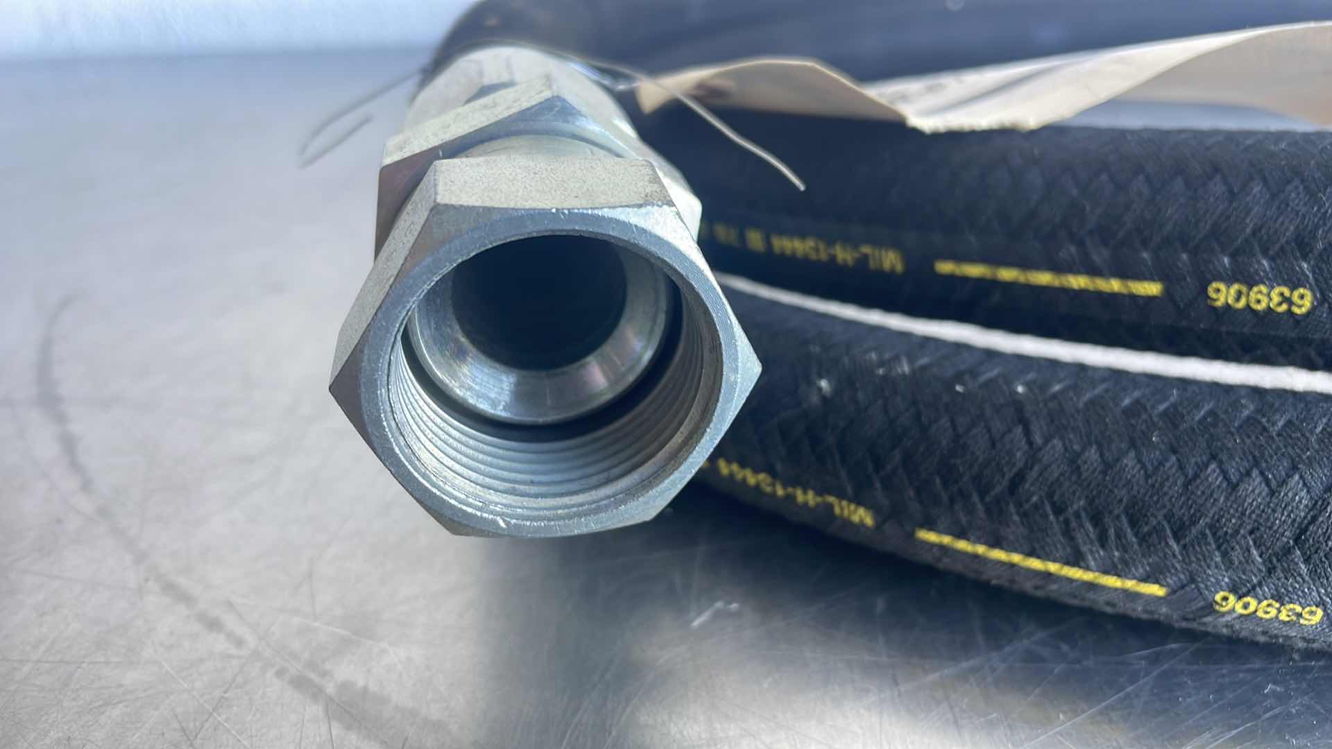 Photo 1 of MS52103Z161110R FUEL / OIL HOSE ASSY 7/8" 111" L 750 P SWIVEL FLARE 16
10FT