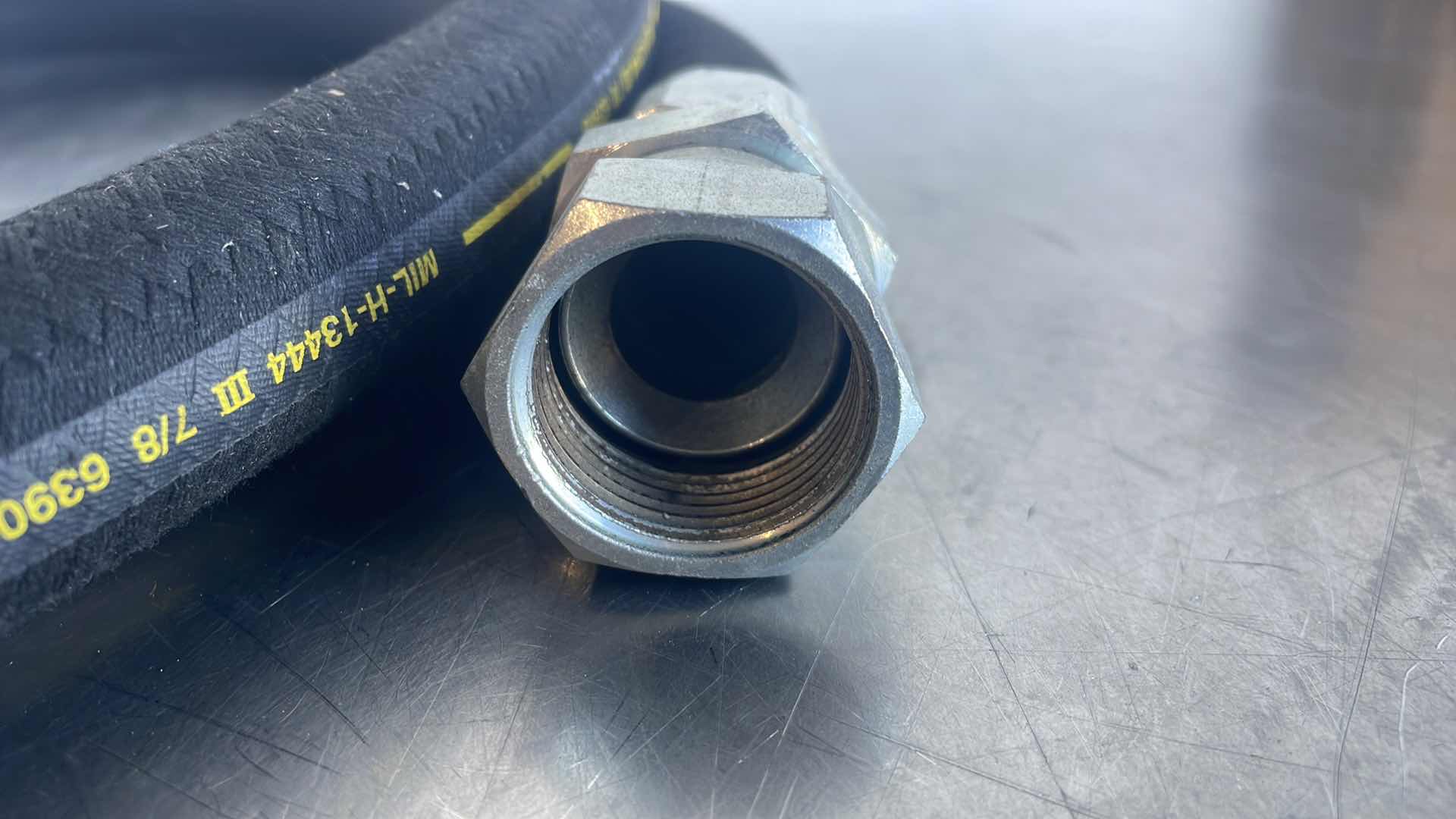 Photo 4 of MS52103Z161110R FUEL / OIL HOSE ASSY 7/8" 111" L 750 P SWIVEL FLARE 16
10FT