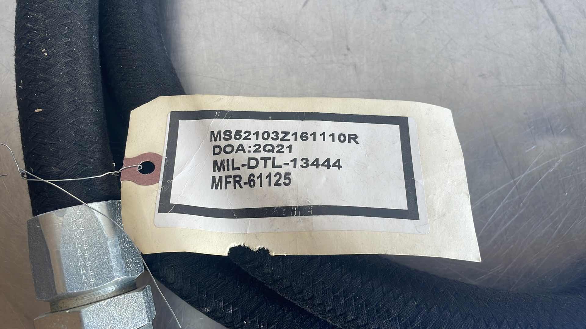 Photo 2 of MS52103Z161110R FUEL / OIL HOSE ASSY 7/8" 111" L 750 P SWIVEL FLARE 16
10FT