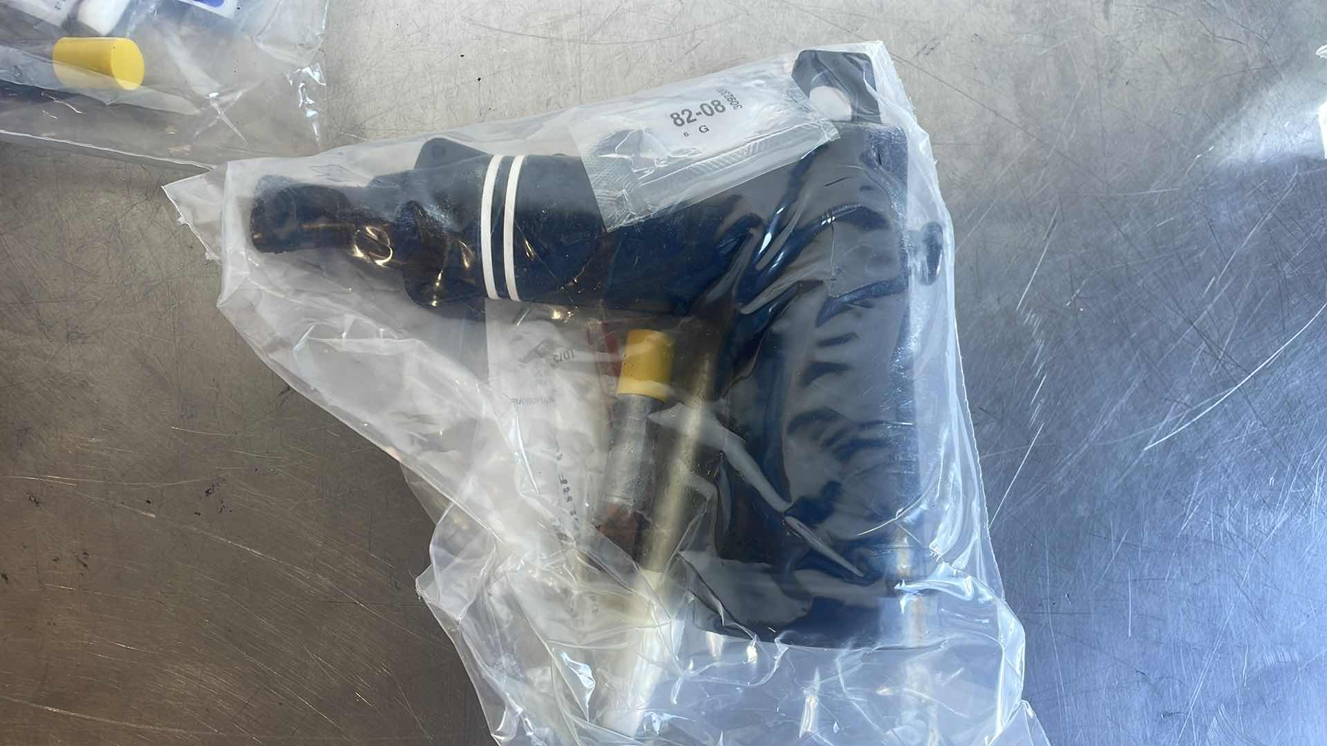 Photo 1 of ELASTIMOLD 15KV LOAD BREAK ELBOWS CONT. DIA 2/0 AWG COMPT SOL AL/CU PART#165LR- A - 5240 (7) 