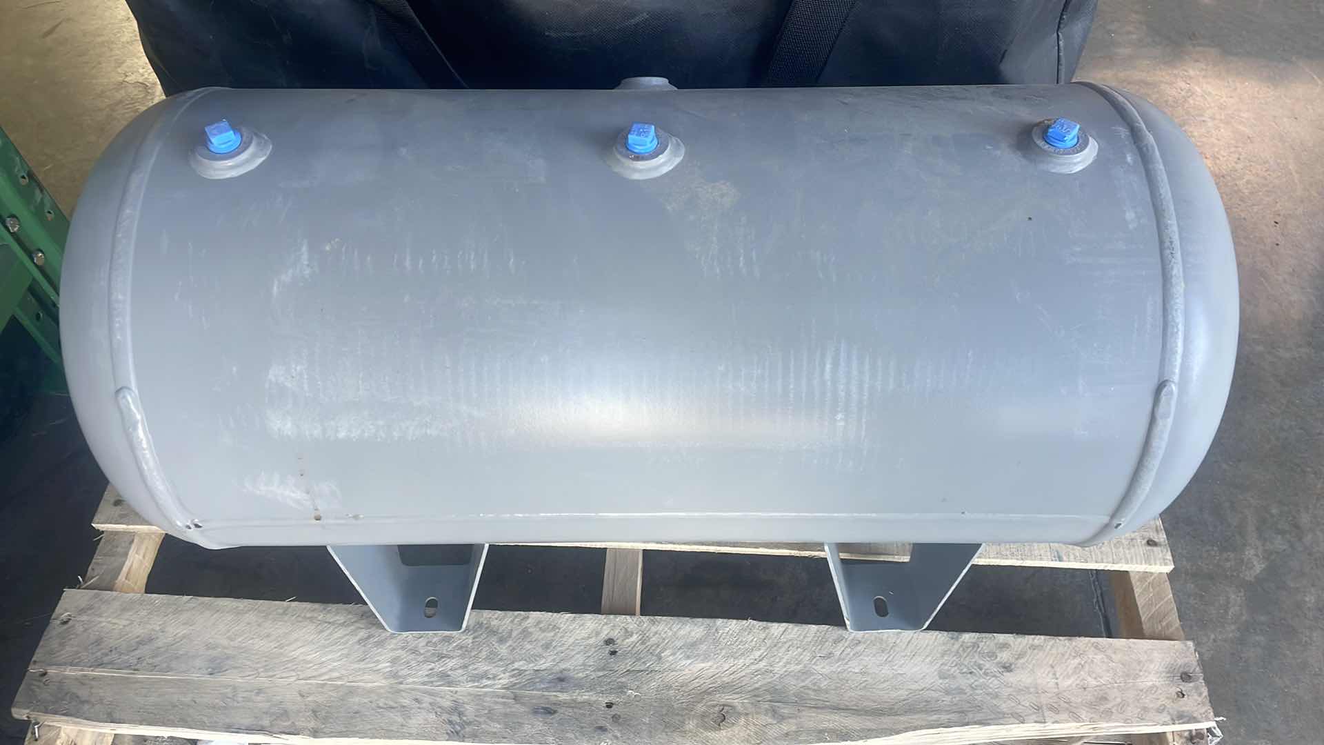 Photo 1 of MANCHESTER 20 GALLON AIR TANK HORIZONTAL WITH LEGS ONLY, 200
PSI, 14" X 33" | 302466