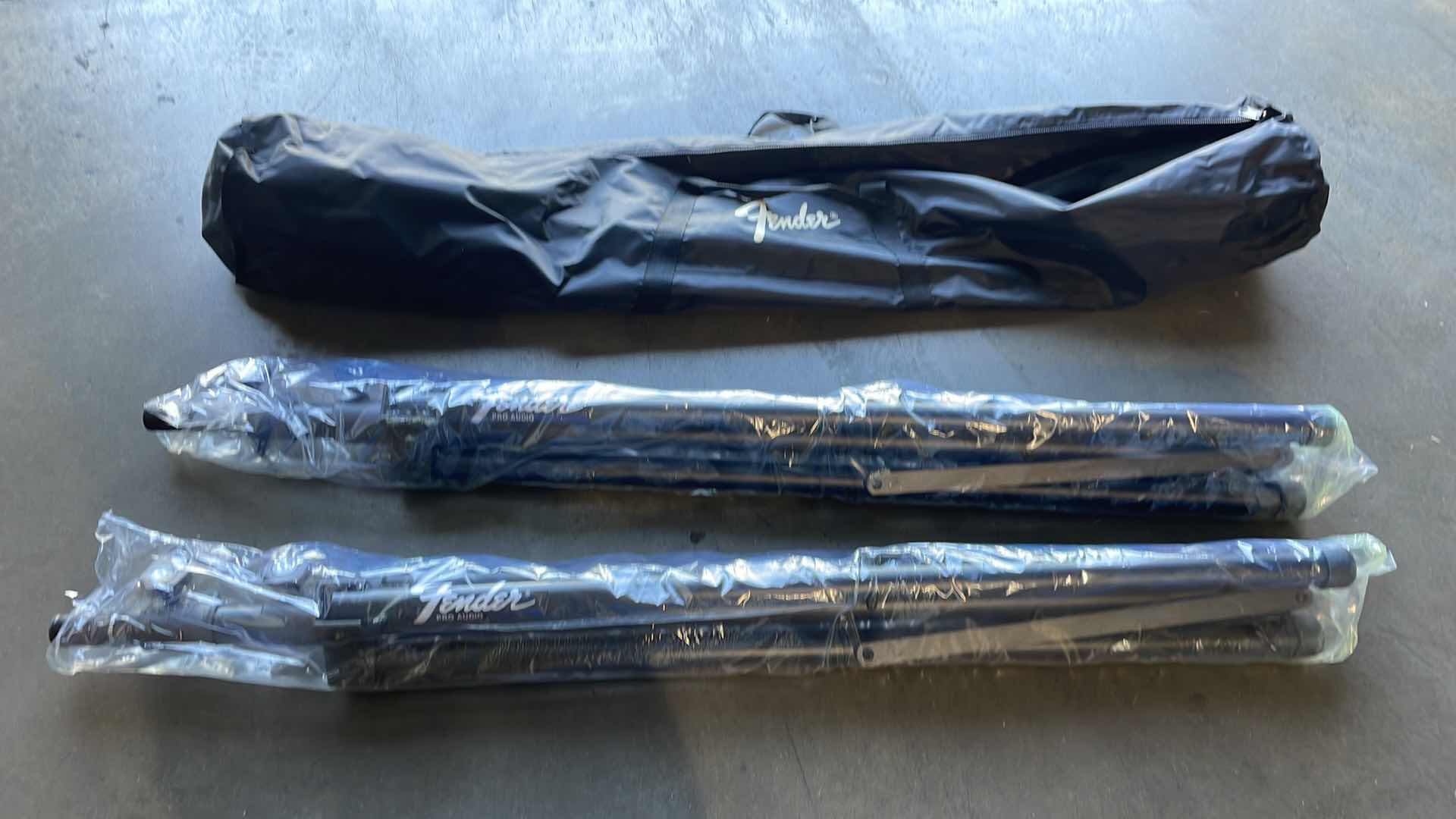 Photo 2 of FENDER ST-275 SPEAKER STAND KIT WITH CARRYING CASE FOR PASSPORT P.A
SYSTEMS