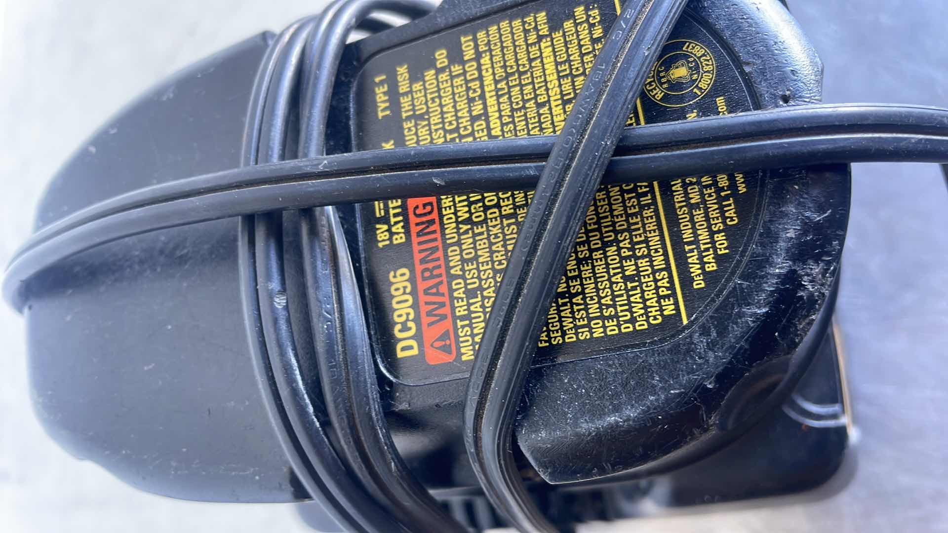 Photo 3 of DEWALT 1 HOUR CHARGER DW9116 WITH DC9096 18v BATTERY