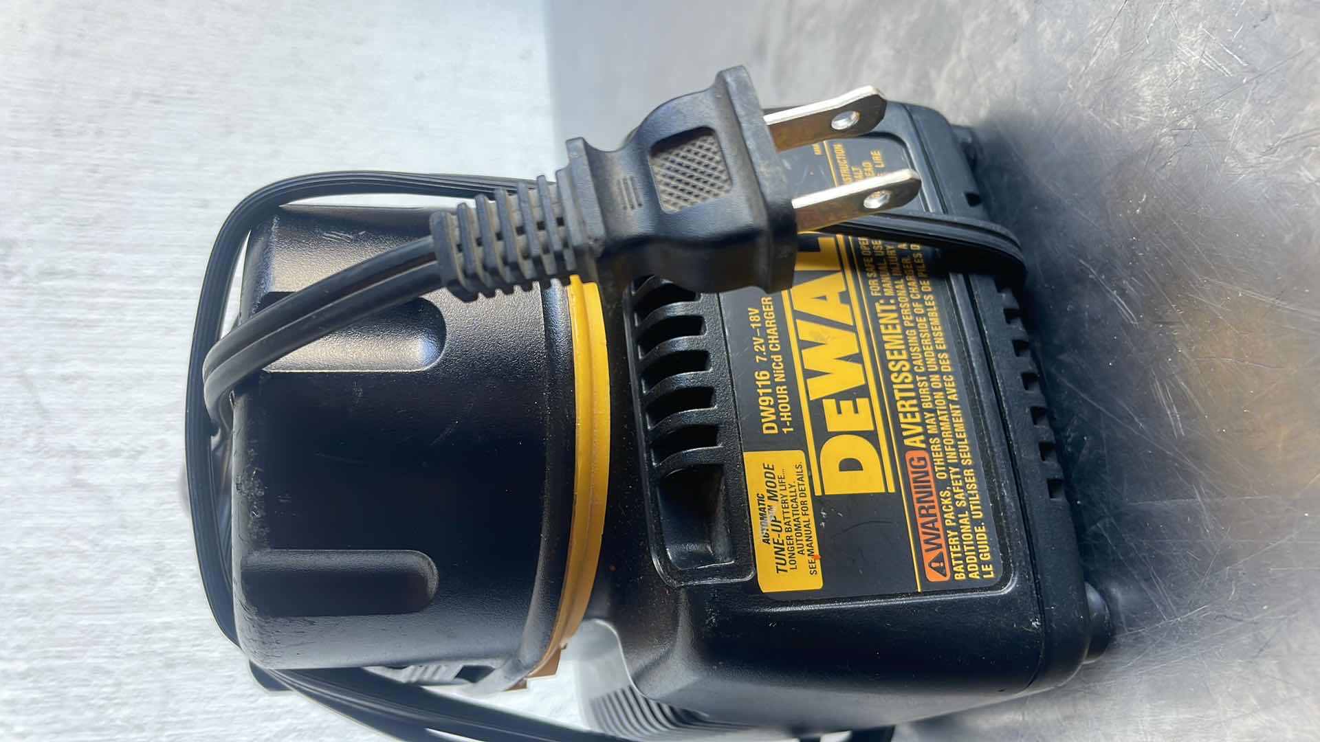 Photo 1 of DEWALT 1 HOUR CHARGER DW9116 WITH DC9096 18v BATTERY