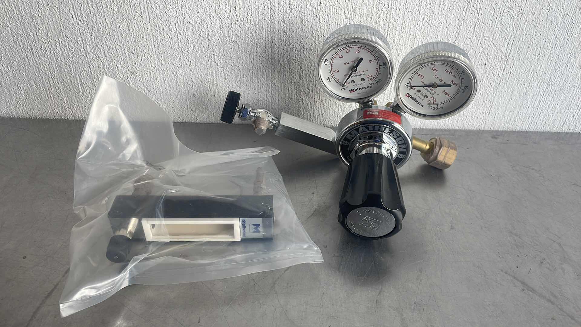 View 1 of MATHESON GAS PRESSURE
REGULATOR 1L-350 W/TUBE CUBE
1A - 2500 Psi Max