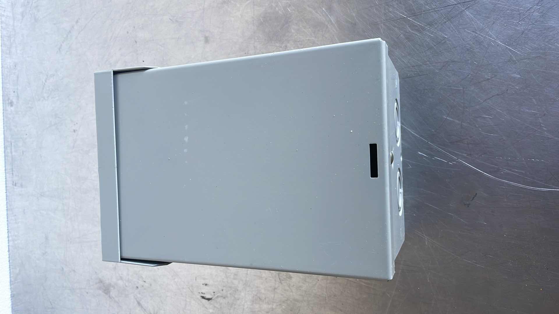 Photo 1 of SIEMENS W0204ML1060U 60 AMP
2-SPACE 4-CIRCUIT OUTDOOR MAIN
LUG LOAD CENTER