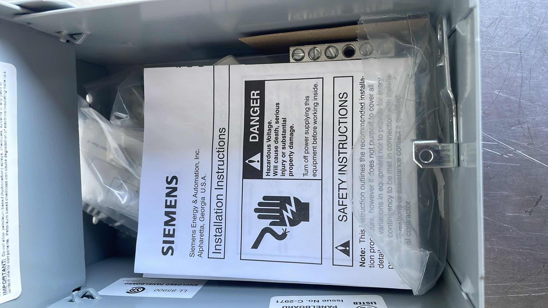 Photo 1 of SIEMENS W0204ML1060U 60 AMP
2-SPACE 4-CIRCUIT OUTDOOR MAIN
LUG LOAD CENTER