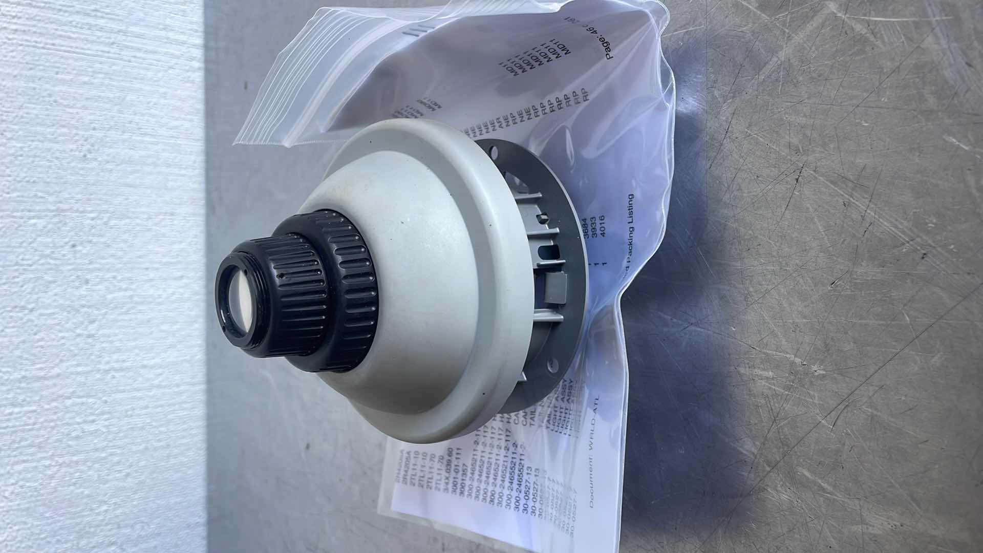 Photo 1 of GOODRICH 2LA455453-00 FLIGHT CREW READING LIGHT FOR BOEING
757 AIRCRAFT