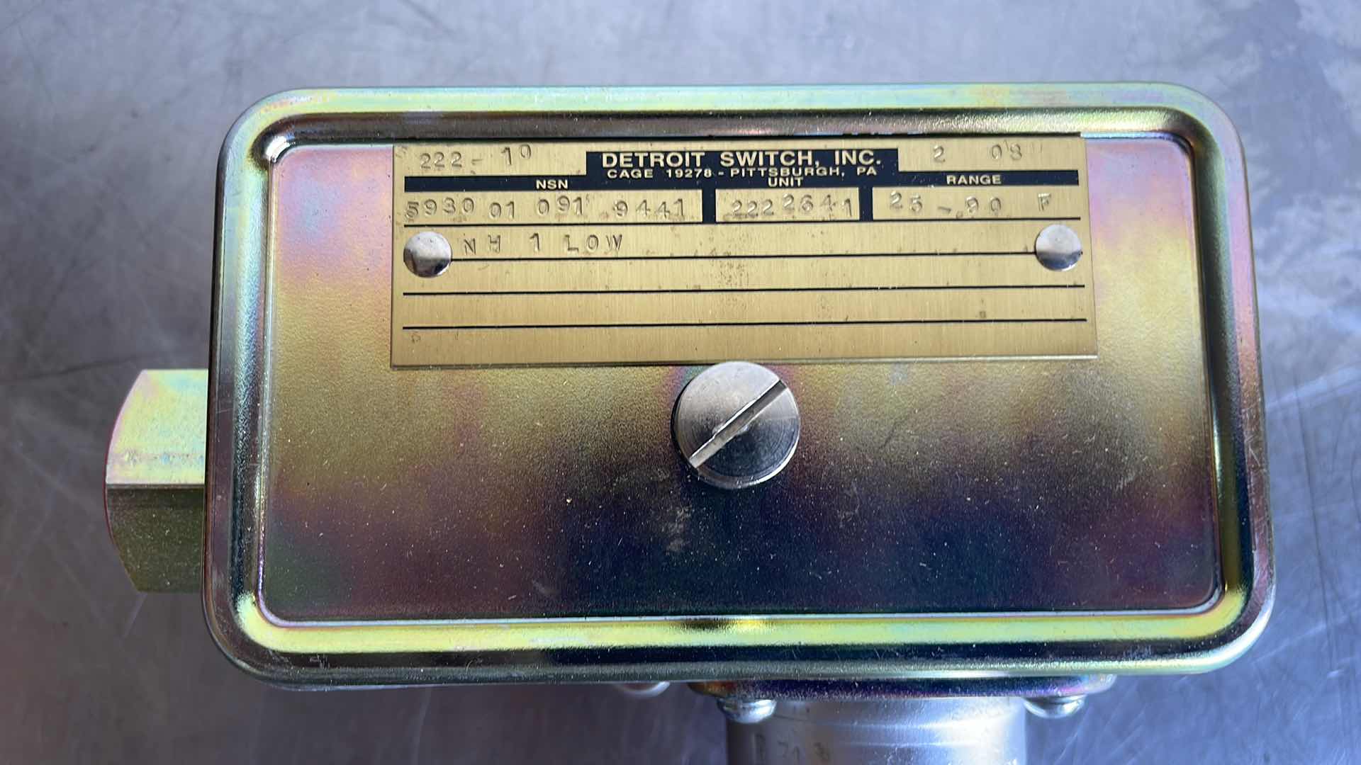 Photo 2 of DETROIT SWITCH 222-10
TEMPERATURE CONTROL SWITCH
2222641, 5930-01-091-9441