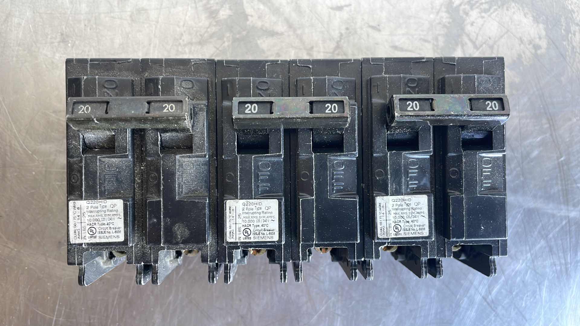 Photo 1 of SIEMENS Q220HID CIRCUIT BREAKER, 20 AMP, DOUBLE POLE, FOR HID LIGHTING (3)
