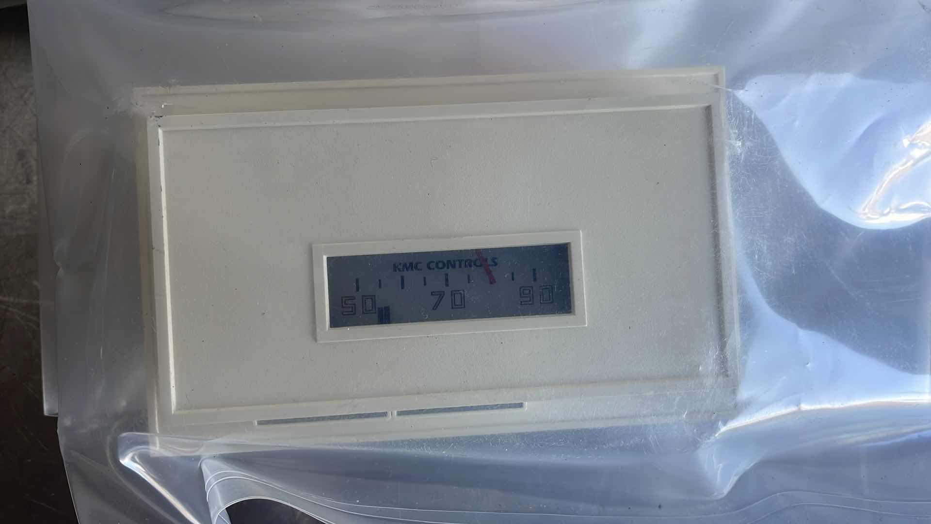 Photo 1 of KMC DUAL-SETPOINT REHEAT & COOL HORIZONTAL THERMOSTAT (55° TO 85°F
???-1004-10 (5)