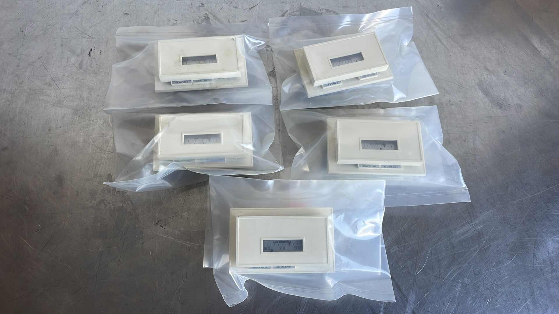 Photo 1 of KMC DUAL-SETPOINT REHEAT & COOL HORIZONTAL THERMOSTAT (55° TO 85°F
???-1004-10 (5)