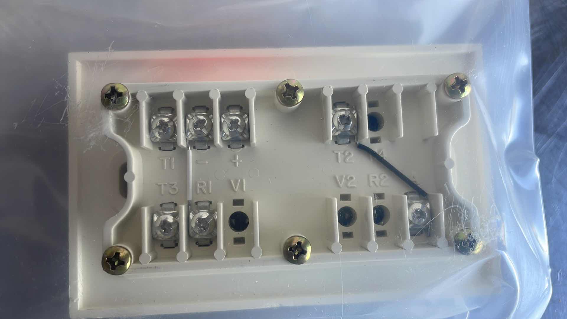 Photo 1 of KMC DUAL-SETPOINT REHEAT & COOL HORIZONTAL THERMOSTAT (55° TO 85°F
???-1004-10 (5)