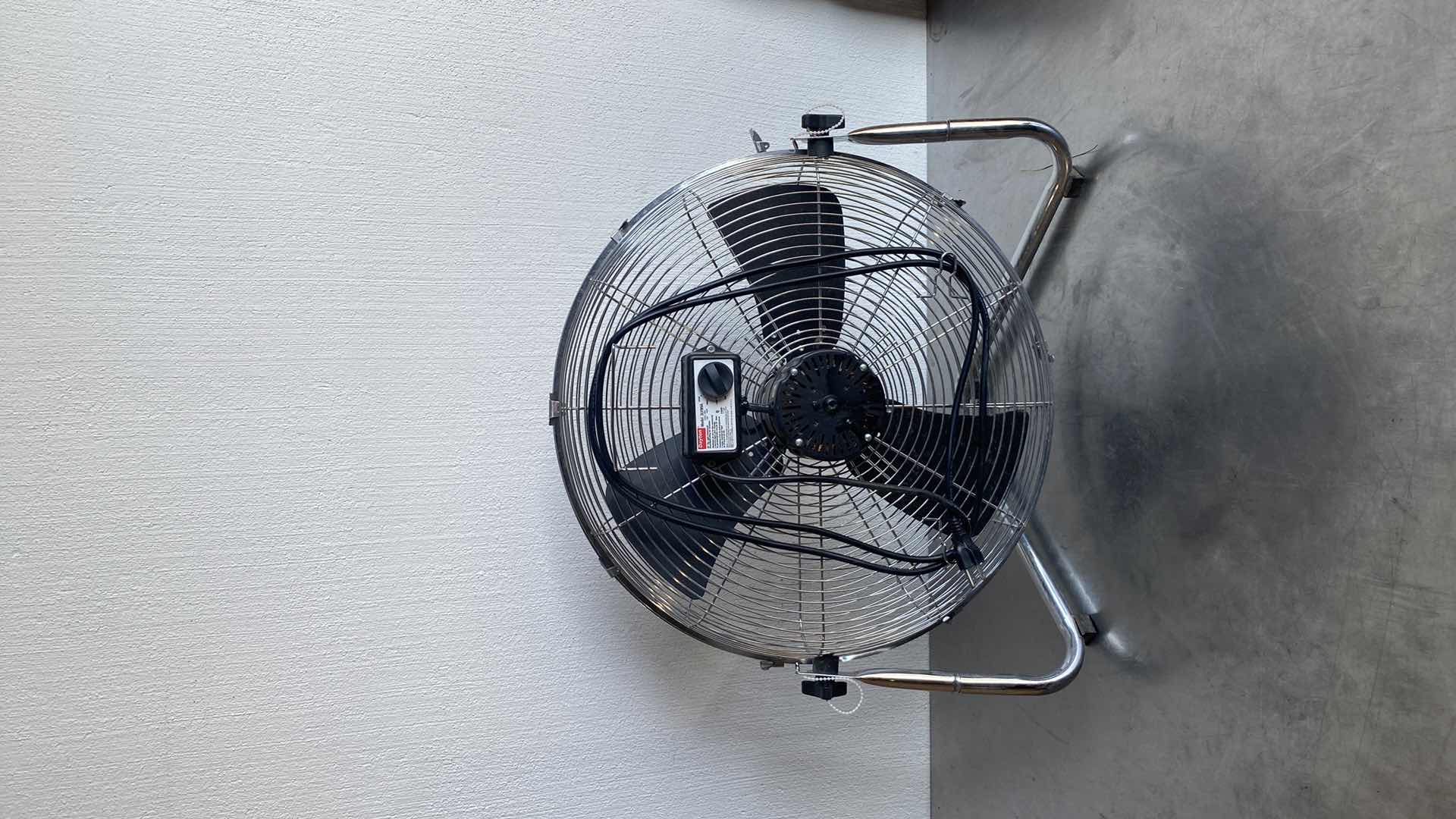 Photo 1 of DAYTON FAN 20” LIGHT COMMERCIAL FLOOR/WALL/CEILING AIR CIRCULATOR