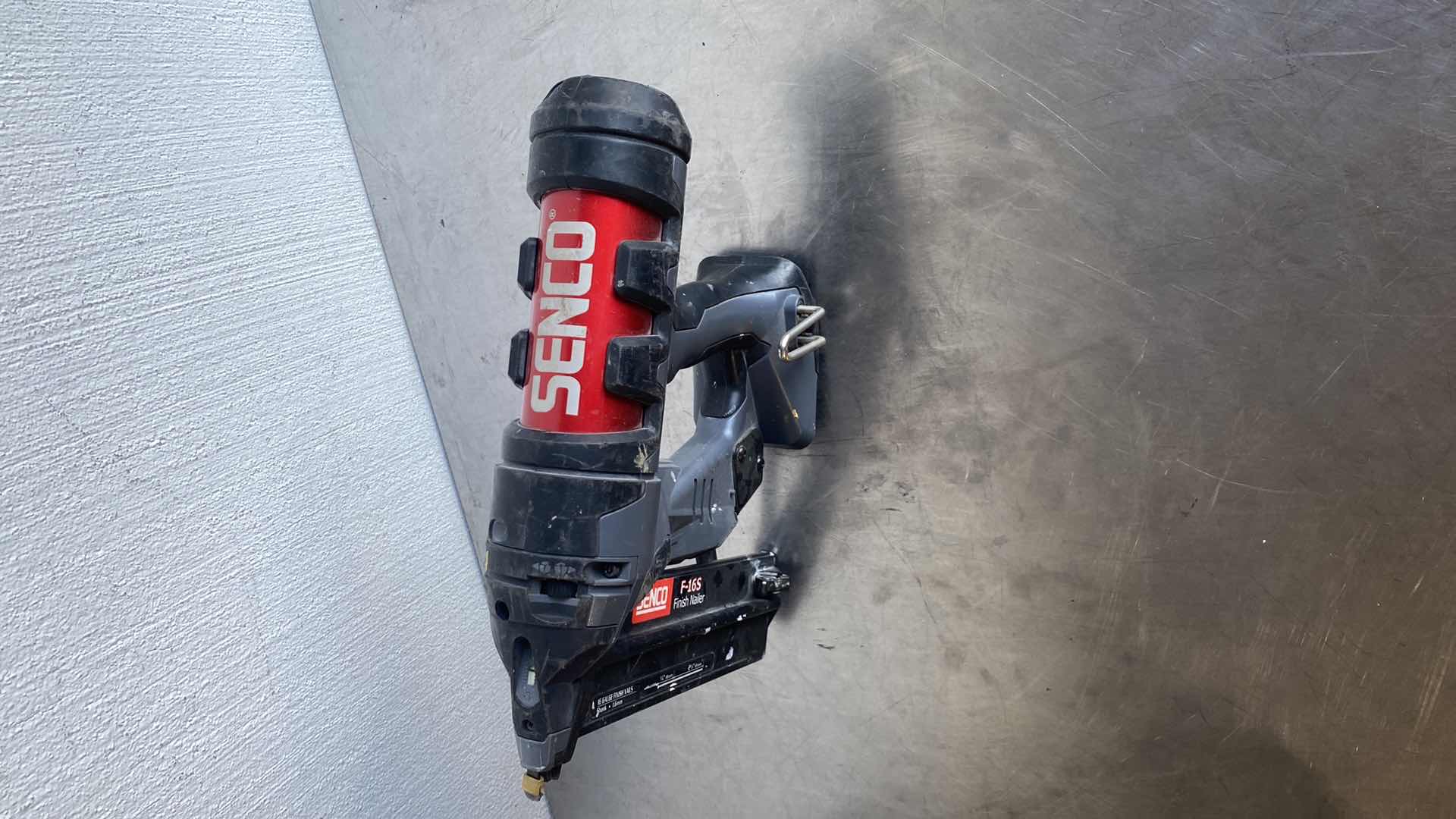 Photo 1 of SENCO F-16S FINISH NAILER 16 GUAGE FINISH NAILS 
MISSING BATTERY
TESTED WORKING