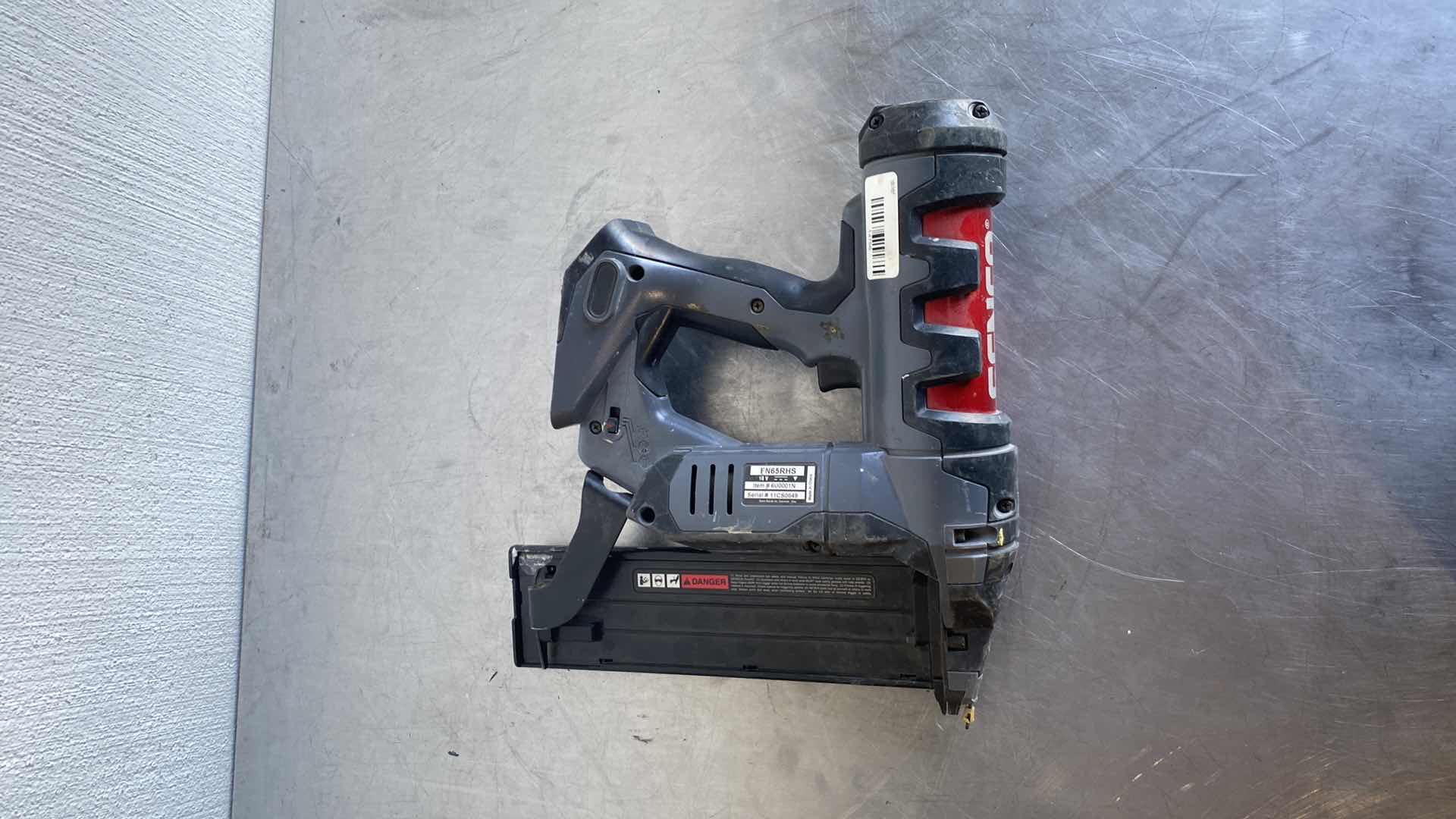 Photo 1 of SENCO F-16S FINISH NAILER 16 GUAGE FINISH NAILS 
MISSING BATTERY
TESTED WORKING