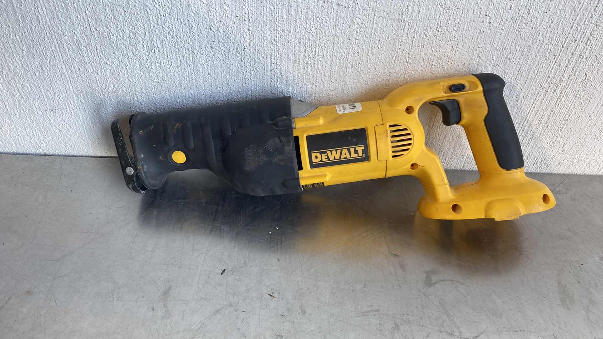 Photo 1 of 18V DEWALT VARIABLE SPEED RECIPROCATING SAW DC385
MISSING BATTERY 
TESTED WORKING