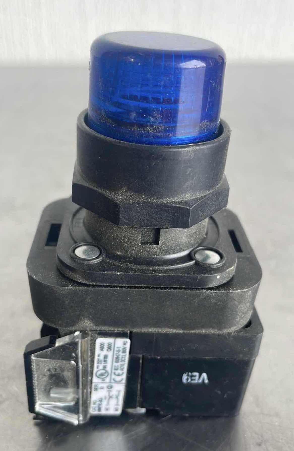 View 4 of ALLEN BRADLEY 800HC-QRBH2A SER. G BLUE ILLUMINATED PUSH BUTTON.             4A-2