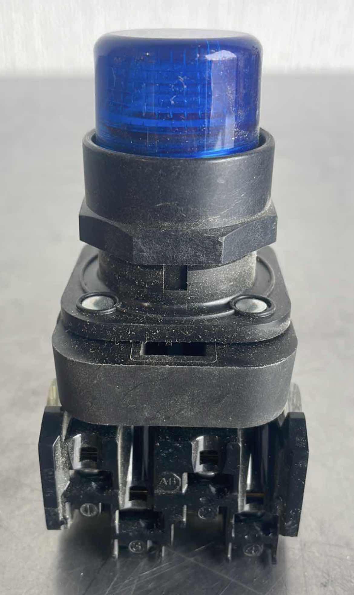 View 3 of ALLEN BRADLEY 800HC-QRBH2A SER. G BLUE ILLUMINATED PUSH BUTTON.             4A-2