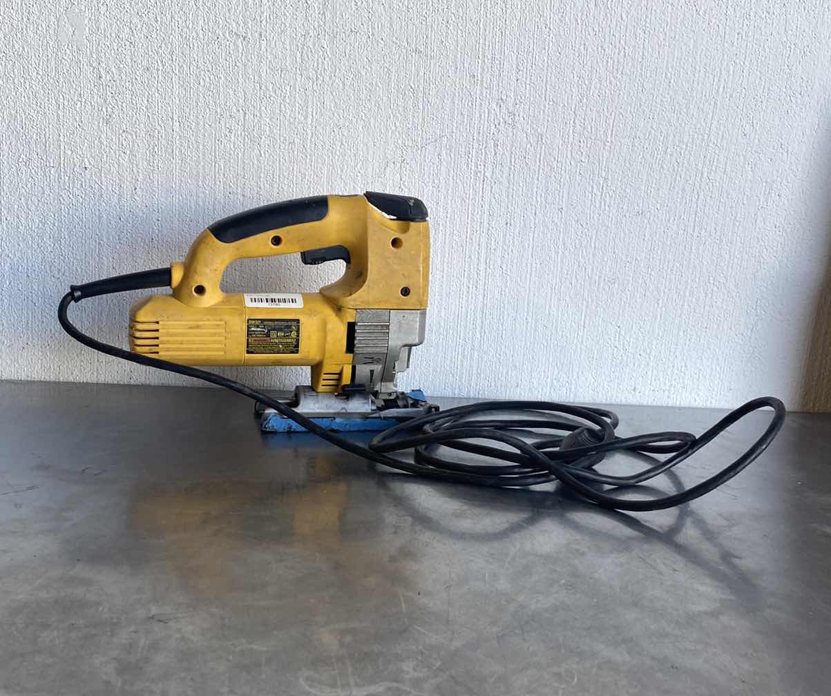 Photo 1 of 18V DEWALT VARIABLE SPEED 60mm JIG SAW DW321