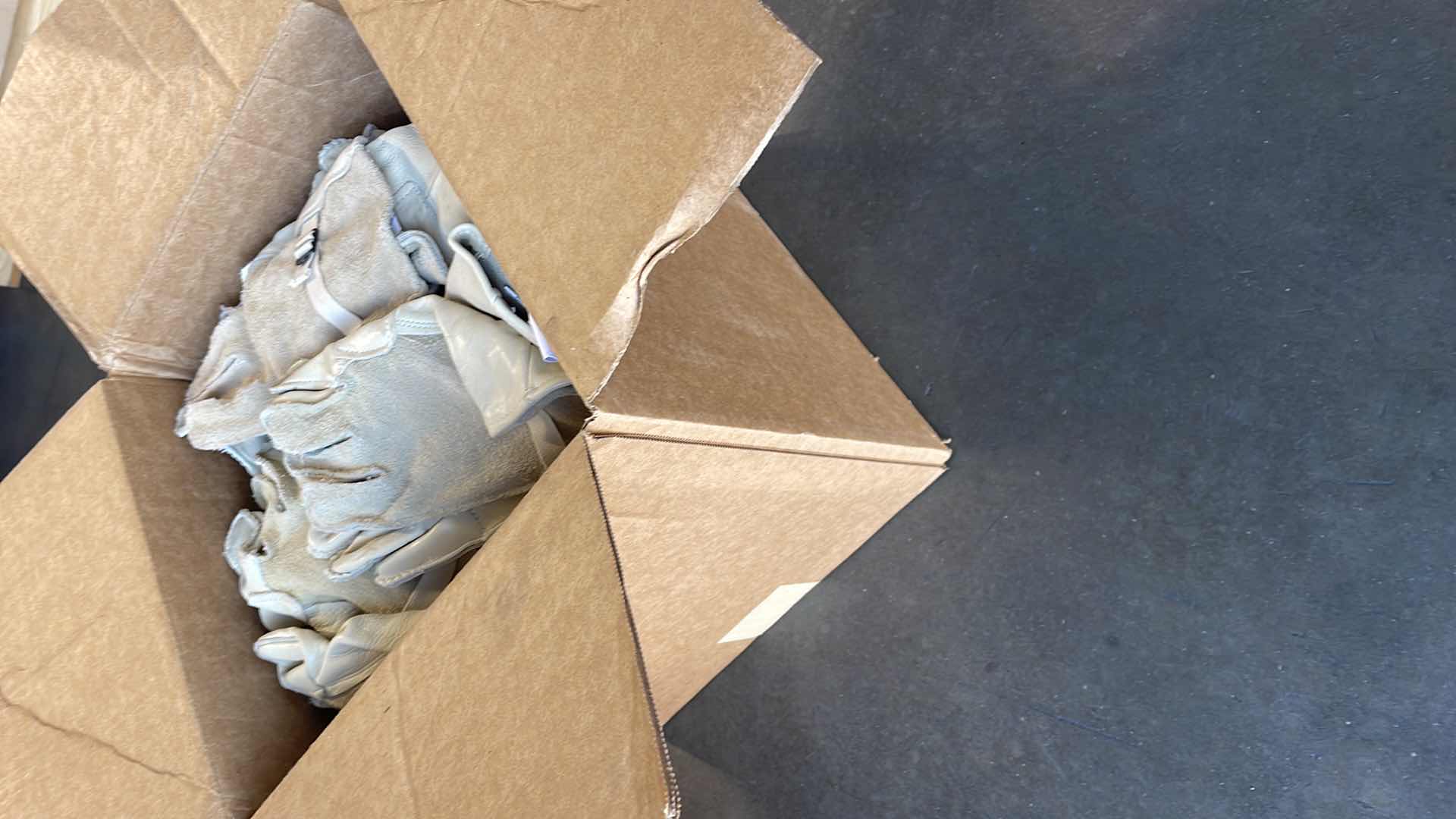 Photo 1 of HEAVY DUTY CATTLEHIDE GLOVES SIZE 4