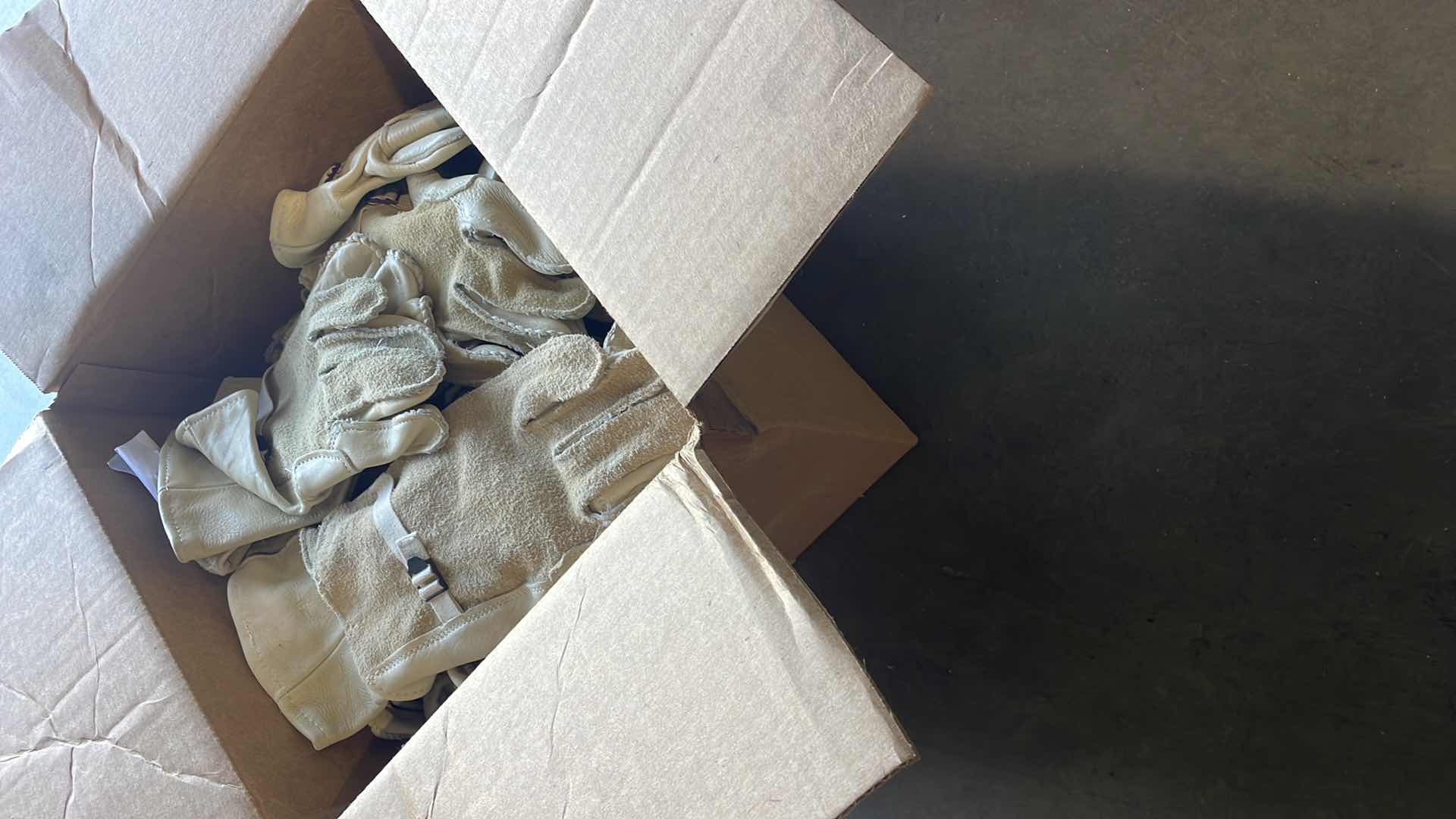 Photo 1 of HEAVY DUTY CATTLEHIDE GLOVES SIZE 4