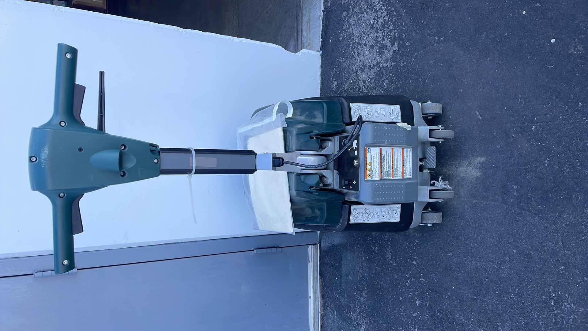 Photo 1 of NOBLES SPEED SCRUB BATTERY POWER SMALL CRACK AS PICTURED 125.2 HOURS