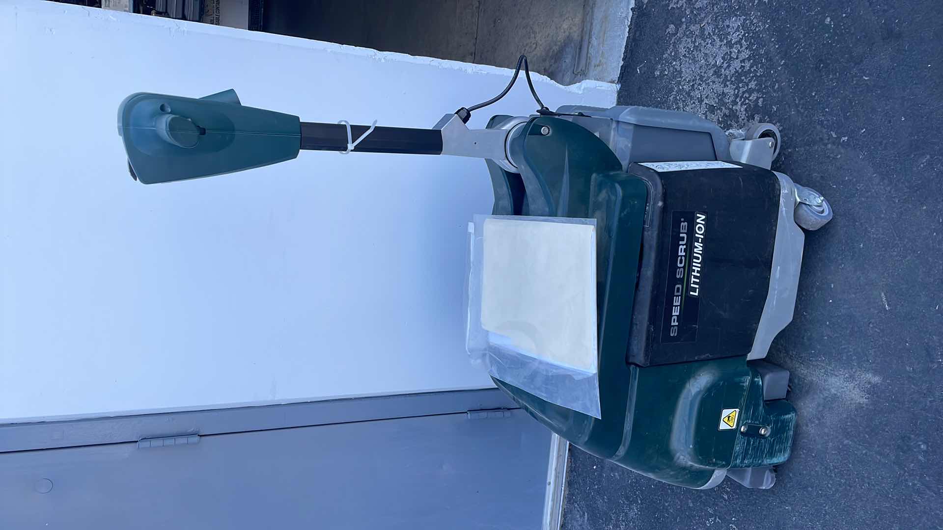 Photo 1 of NOBLES SPEED SCRUB BATTERY POWER SMALL CRACK AS PICTURED 125.2 HOURS