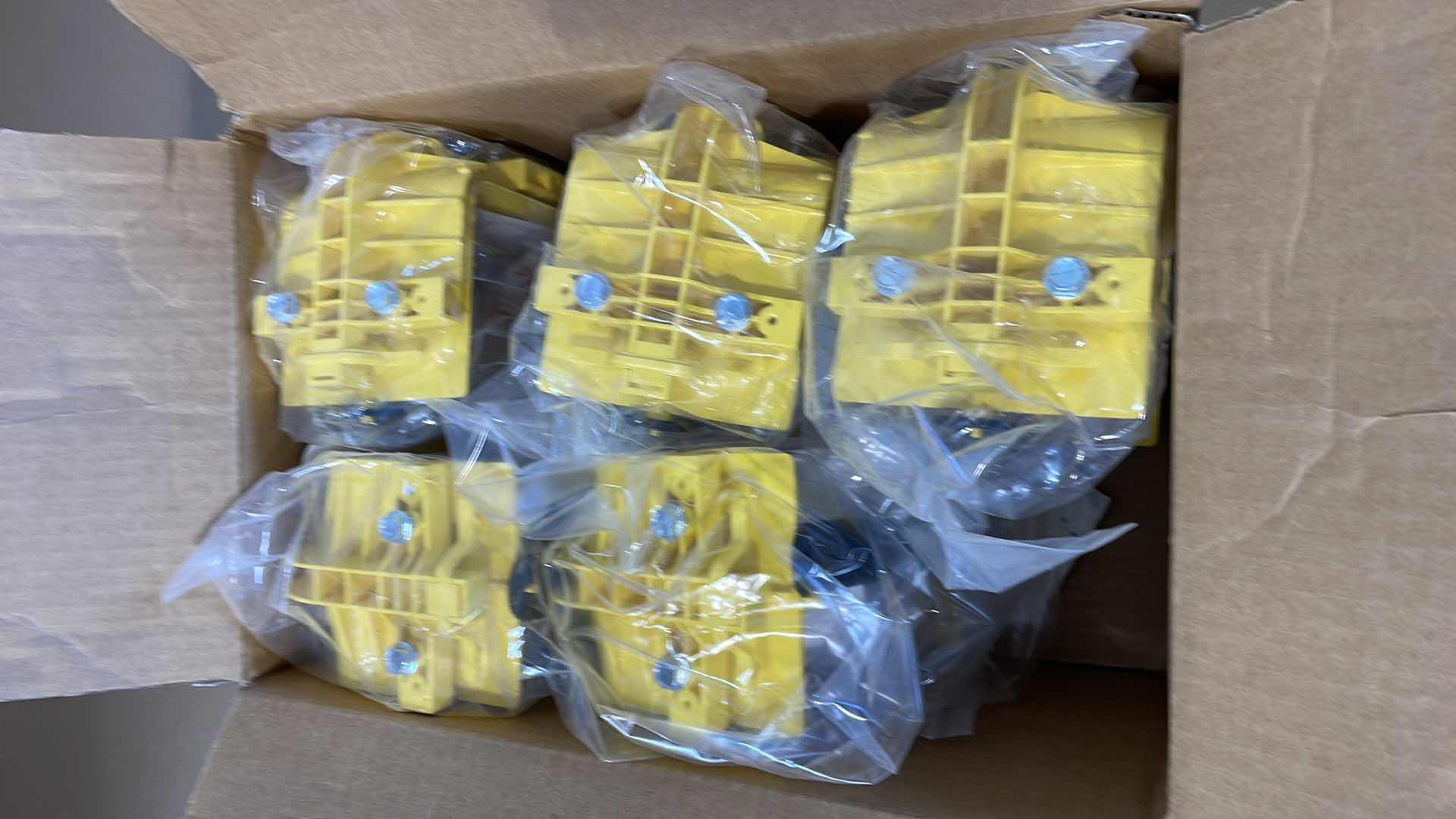 Photo 1 of COMMSCOPE FGS-JUNC-B FIBER GUIDE NON- TOOLLESS JUNCTION KIT, 4X6IN, YELLOW (5)