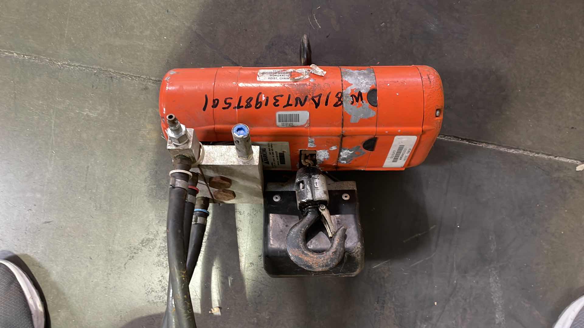 Photo 1 of CM SHOPAIR CHAIN HOIST 300LBS MAX