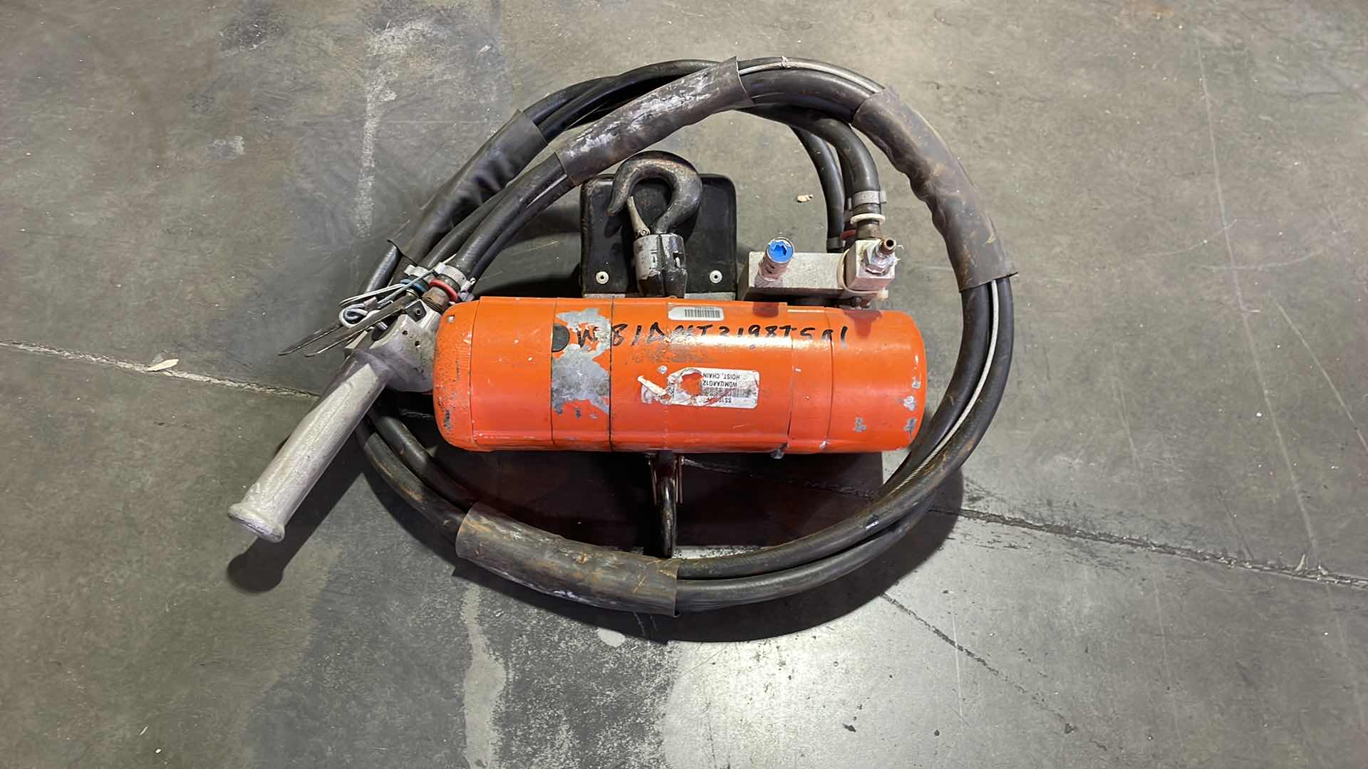 Photo 1 of CM SHOPAIR CHAIN HOIST 300LBS MAX