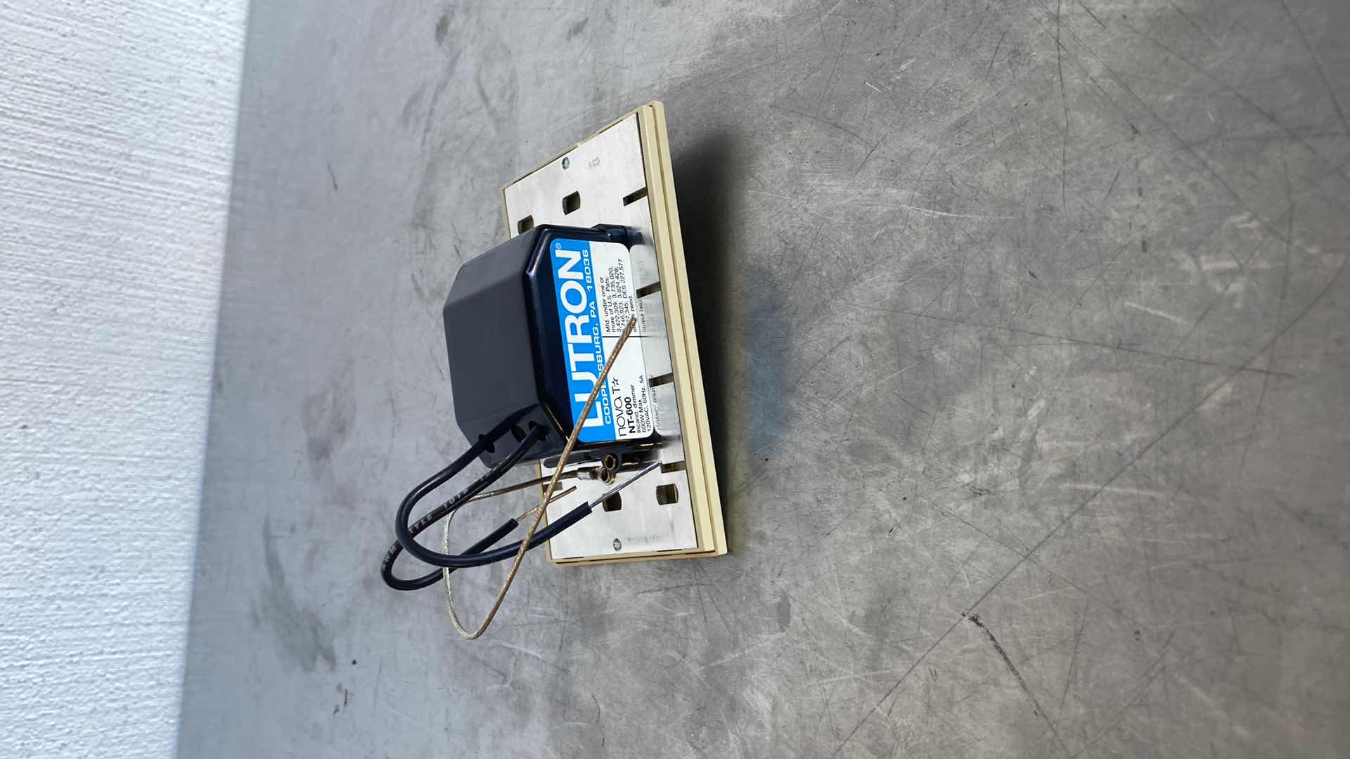 Photo 1 of LUTRON NT-600-IV NOVA T LIGHT DIMMER (3)