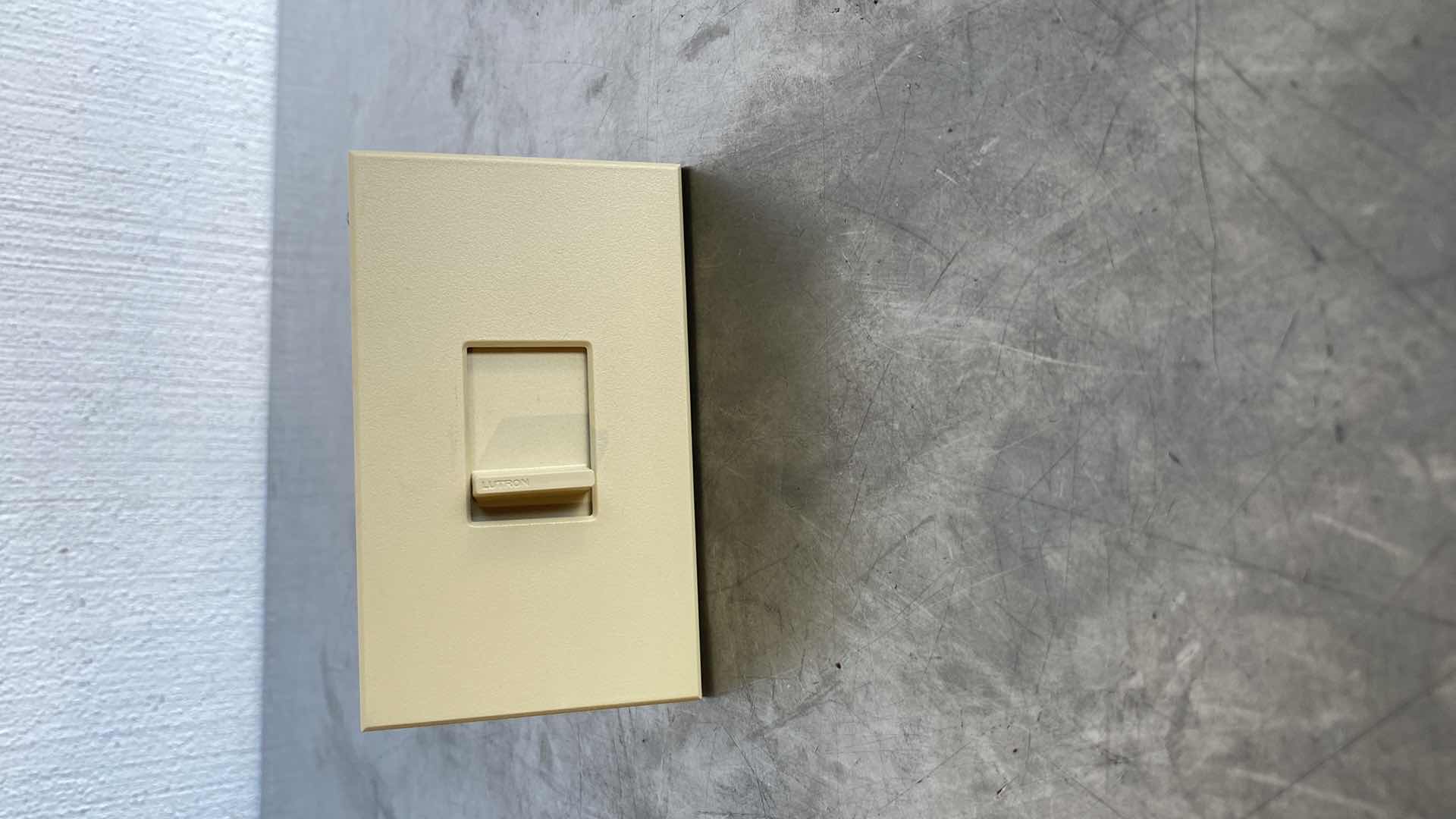 Photo 1 of LUTRON NT-600-IV NOVA T LIGHT DIMMER (3)