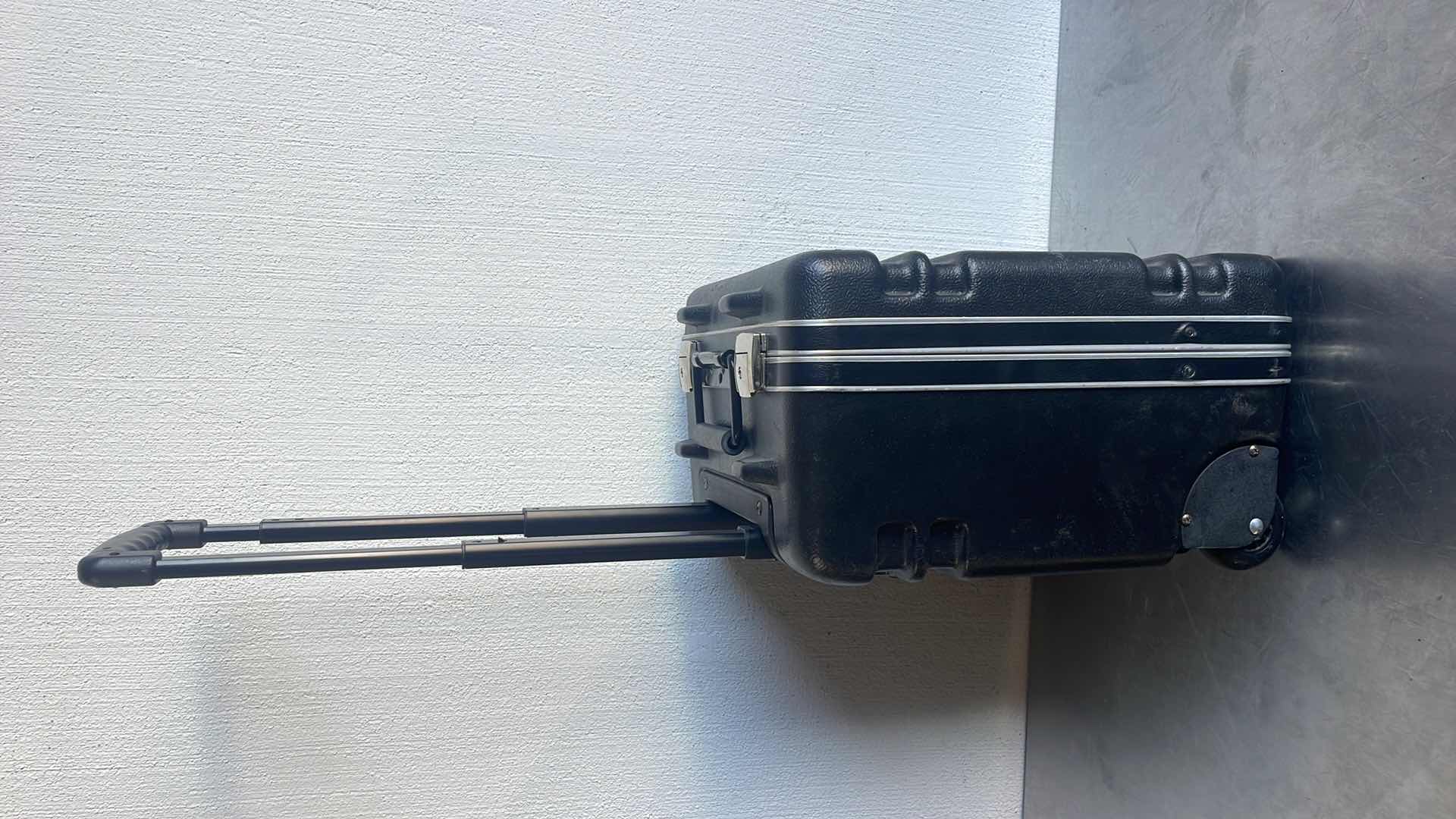 Photo 5 of BOXLIGHT XP-5T LCD PROJECTOR IN HARD ROLLING CASE SEE ALL PICTURES