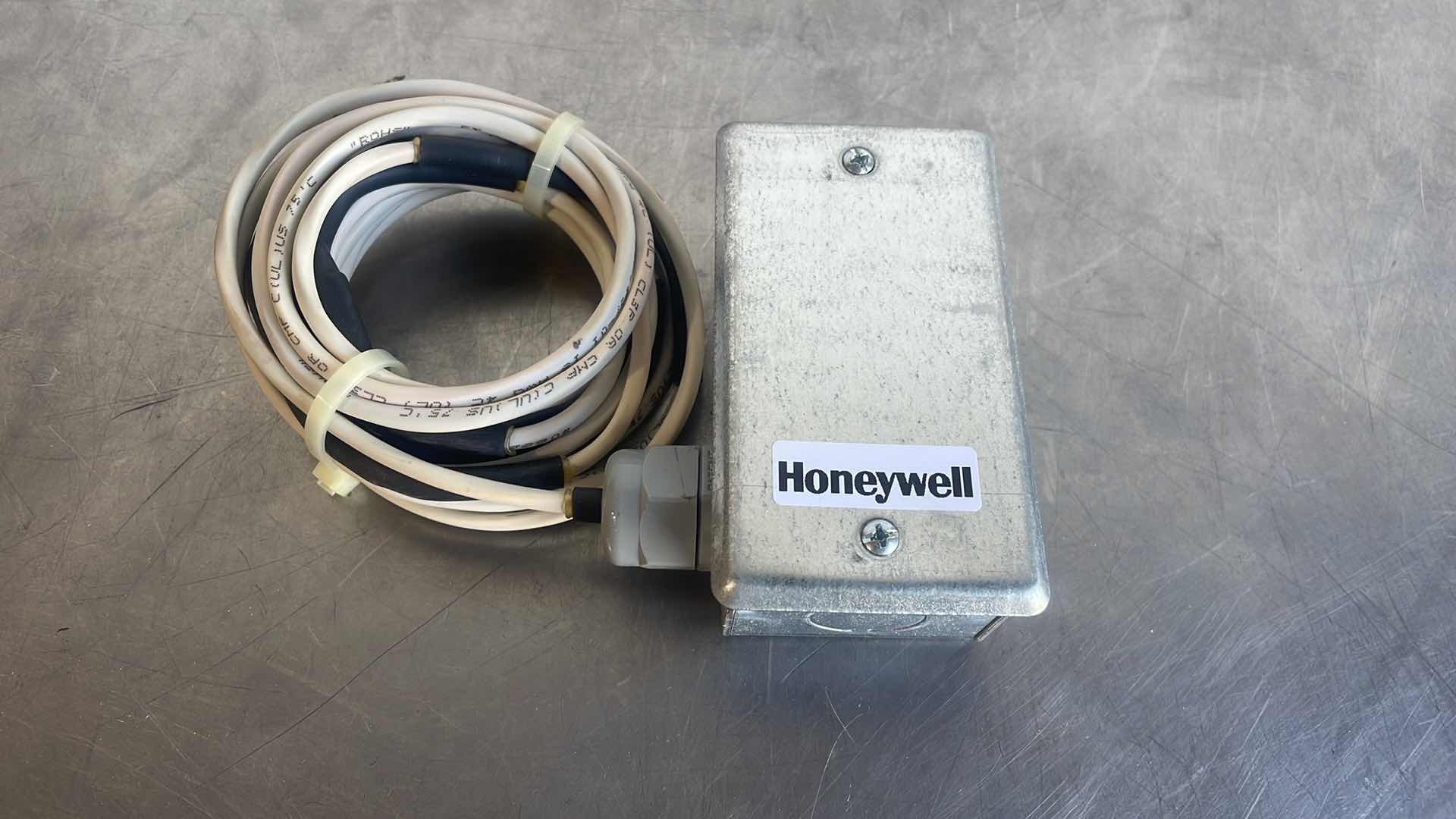 Photo 1 of HONEYWELL - C7041J2007 - DUCT AVERAGING SENSOR, 12 FT, 20K OHM (5)