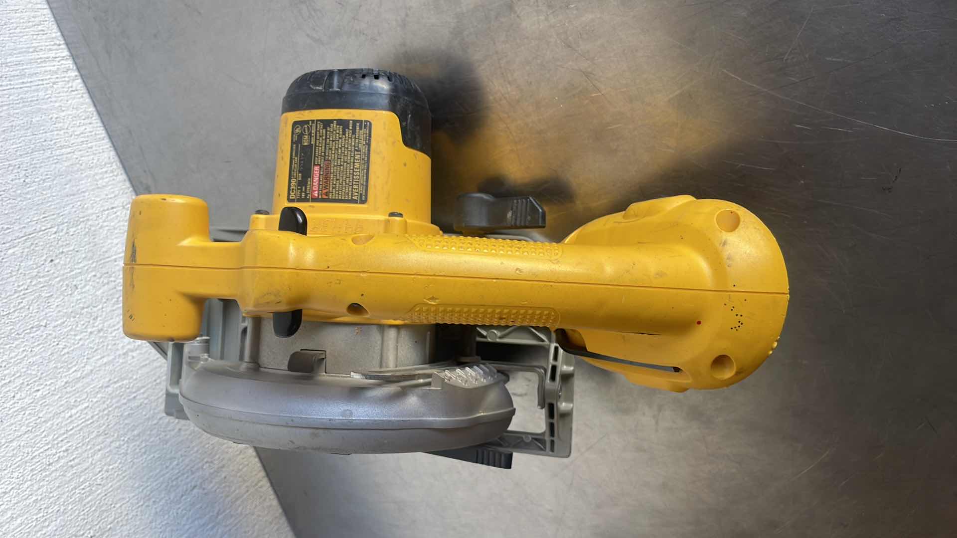 Photo 1 of DEWALT 18v 6-1/2” CORDLESS CIRCULAR SAW DC390