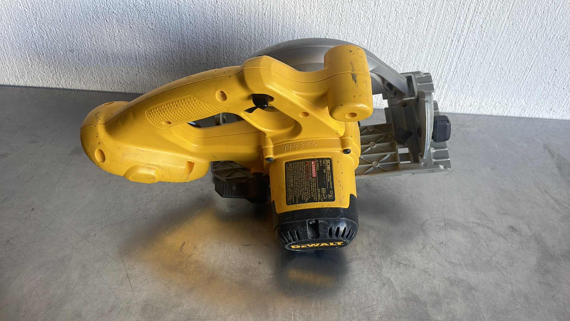 Photo 1 of DEWALT 18v 6-1/2” CORDLESS CIRCULAR SAW DC390