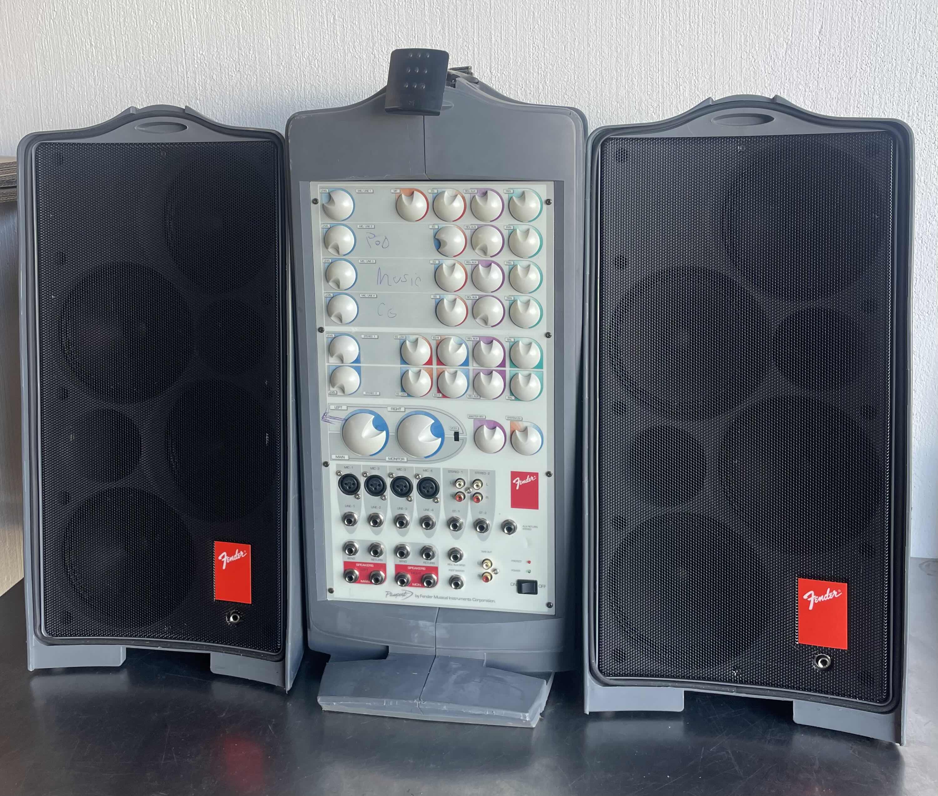 Photo 1 of FENDER PASSPORT P-250 PORTABLE PA
SOUND SYSTEM 069-1002 (250WATT)